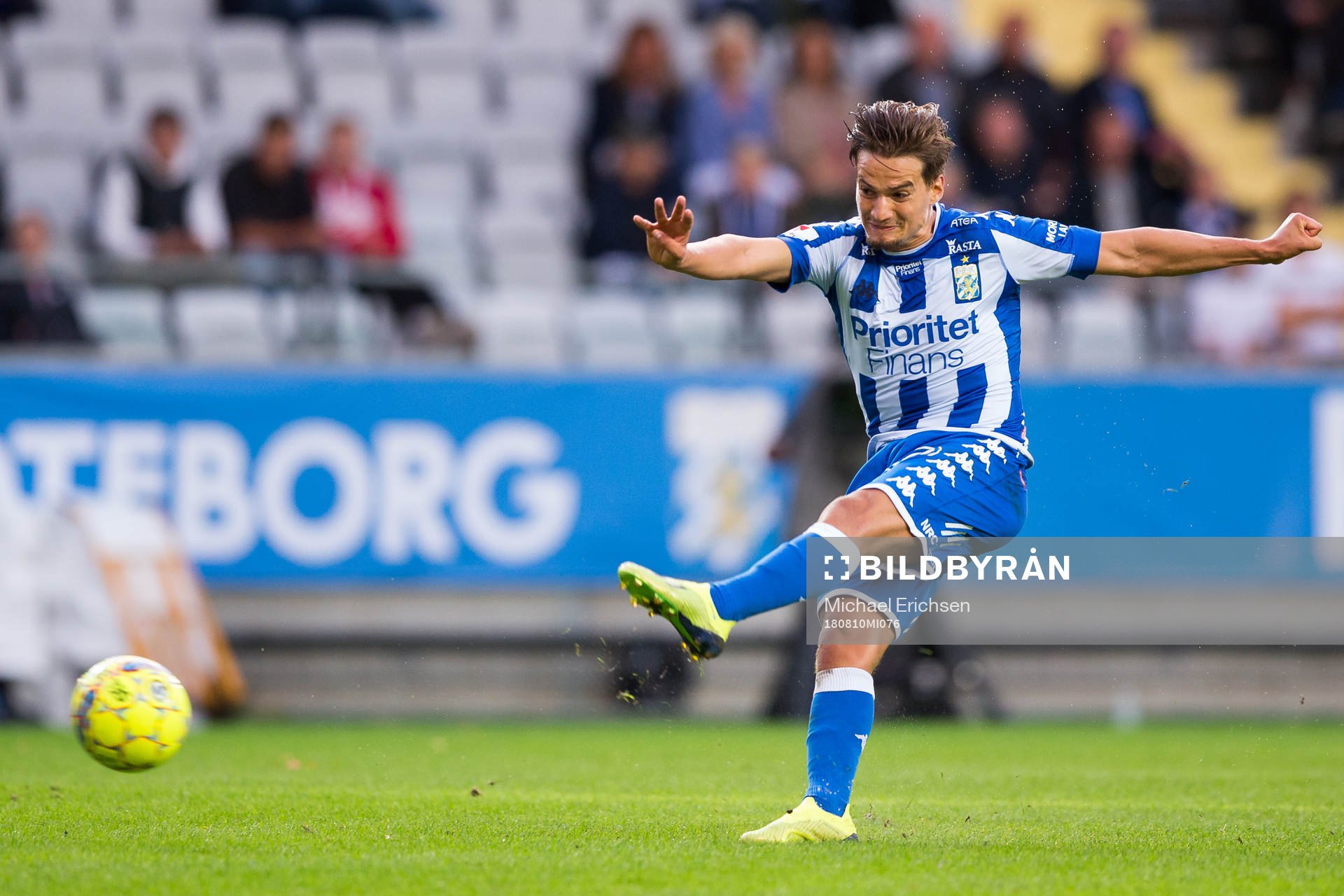 IFK Göteborgs Amin Affane skjuter ett skott