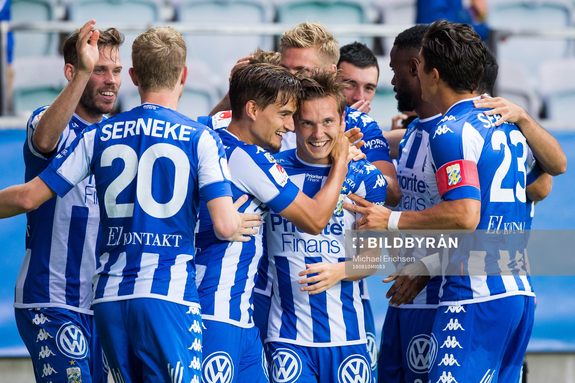 IFK Göteborgs Patrik Karlsson Lagemyr  blir omfamnad av
