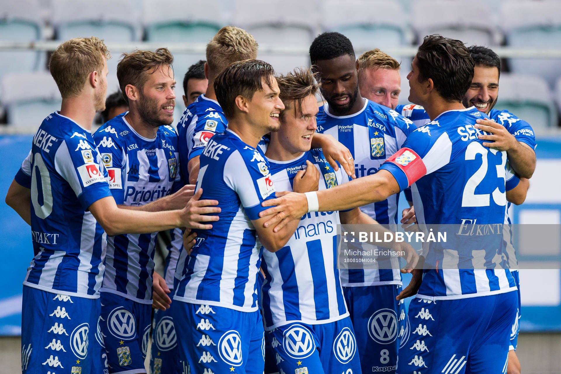 IFK Göteborgs Patrik Karlsson Lagemyr  blir omfamnad av
