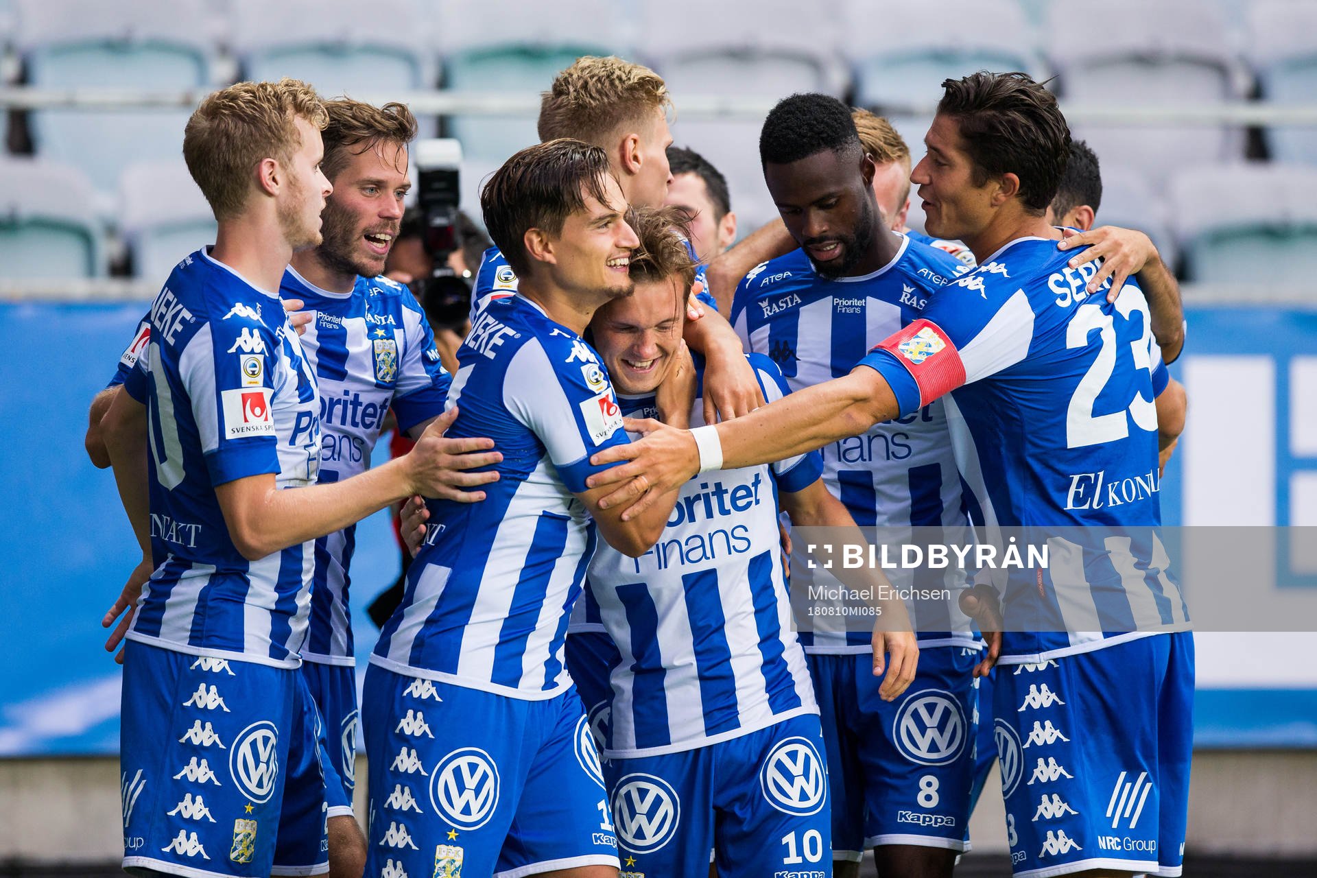 IFK Göteborgs Patrik Karlsson Lagemyr  blir omfamnad av