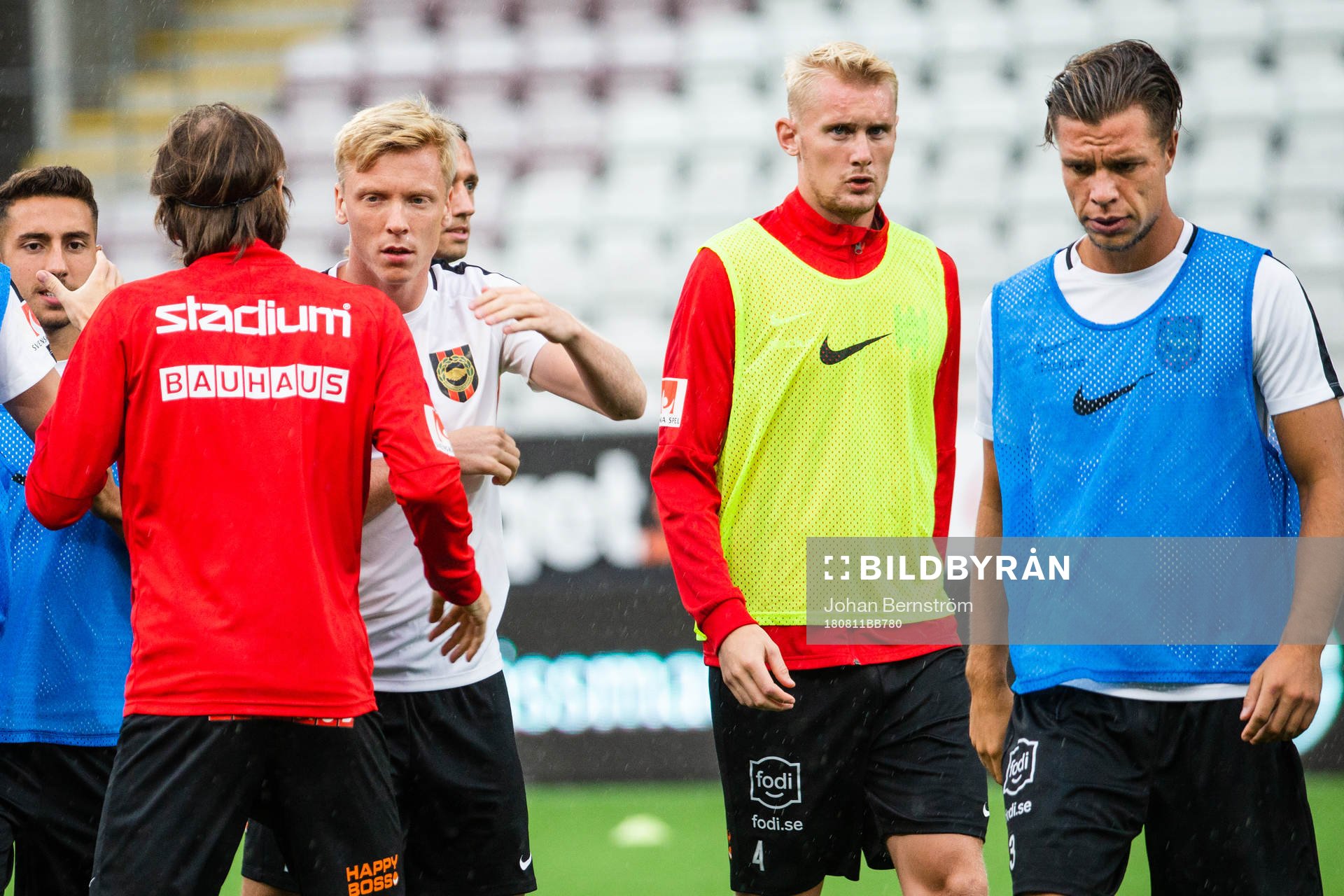 Brommapojkarnas Ludvig Öhman Silwerfeldt och David Ochieng under uppvärmningen inför fotbollsmatchen i Allsvenskan mellan Örebro och Brommapojkarna den 11 augusti 2018 i Örebro.