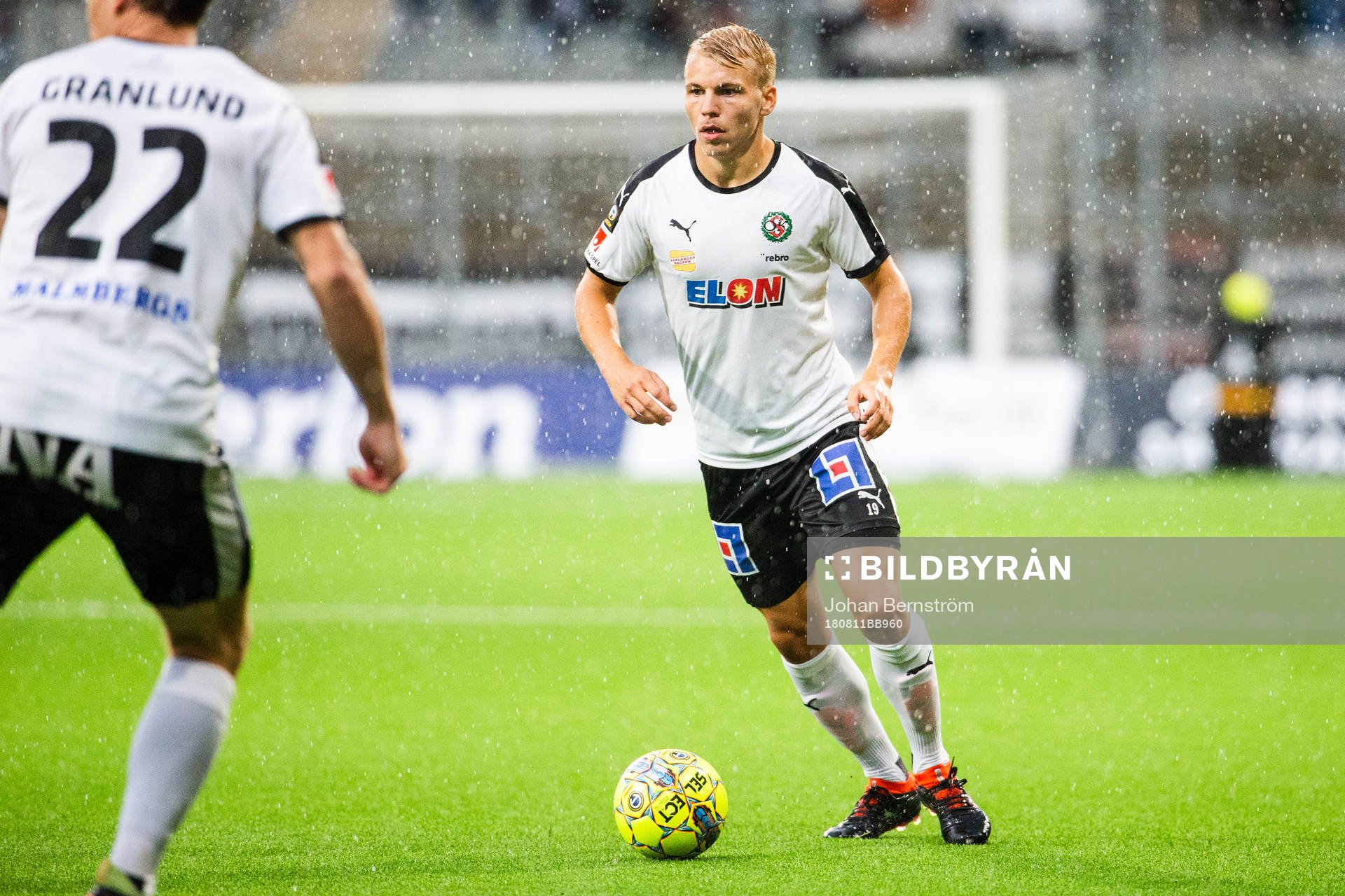 Örebros Sebastian Ring med bollen