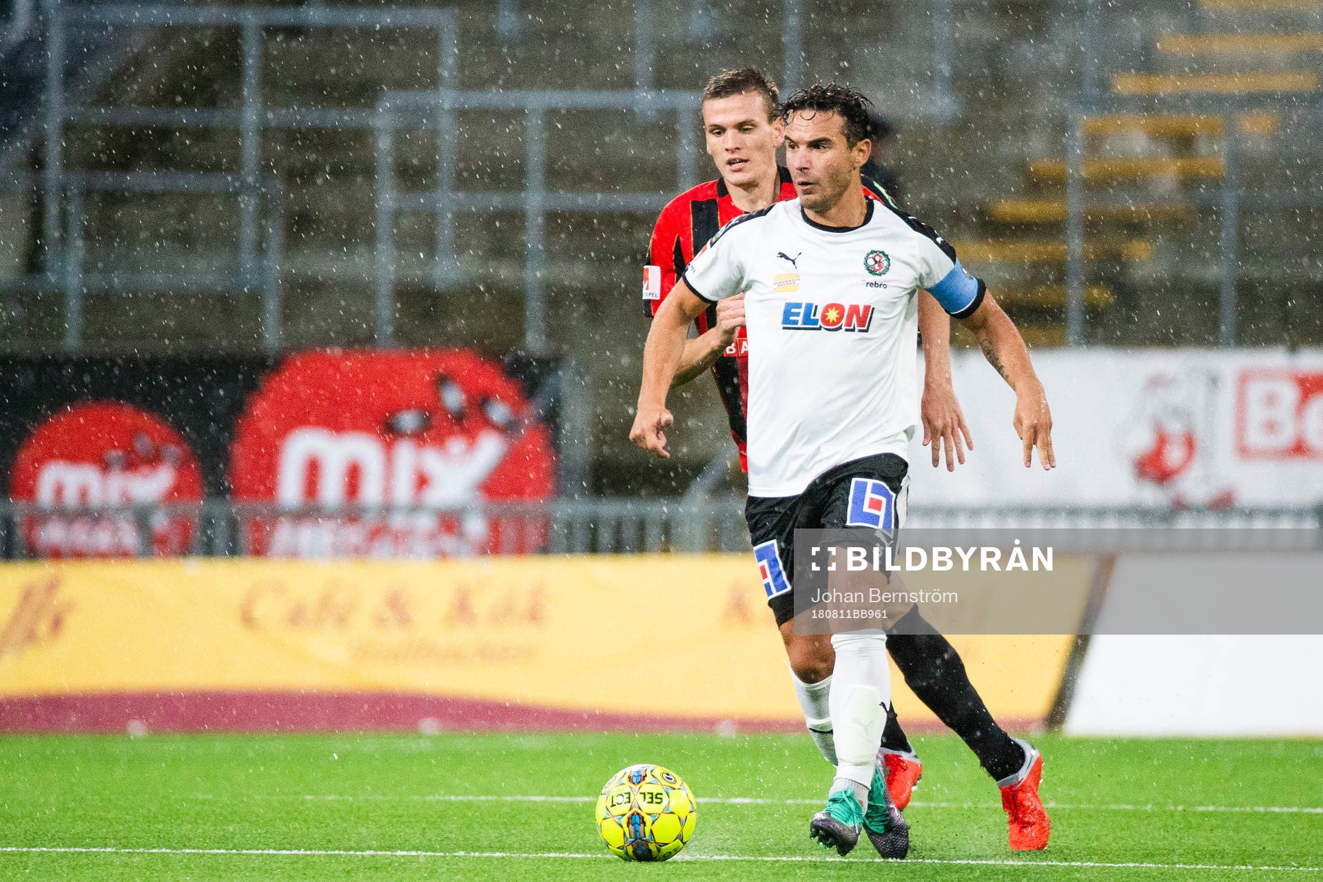 Örebros Nordin Gerzic med bollen