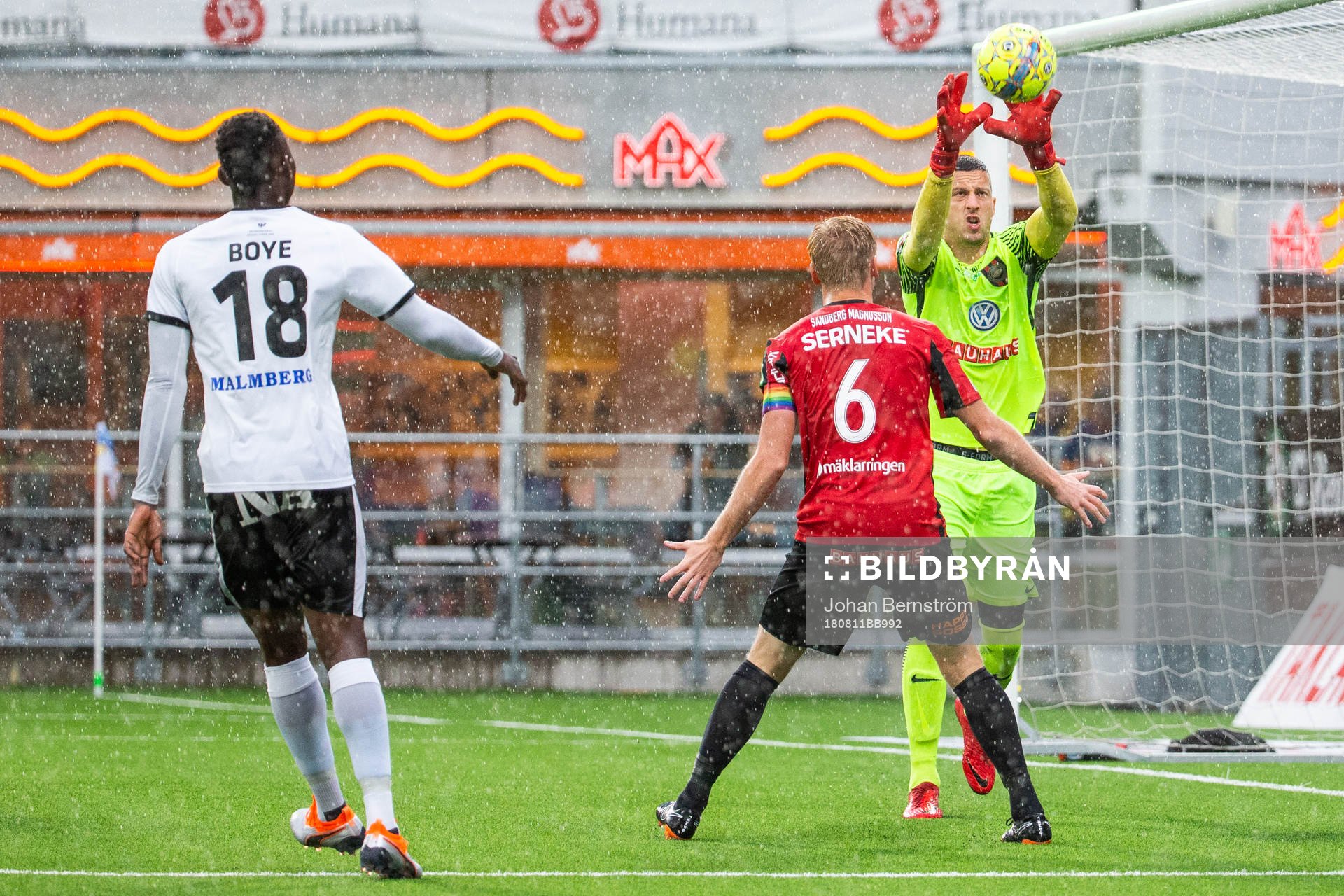 Brommapojkarnas målvakt Nikola Petric