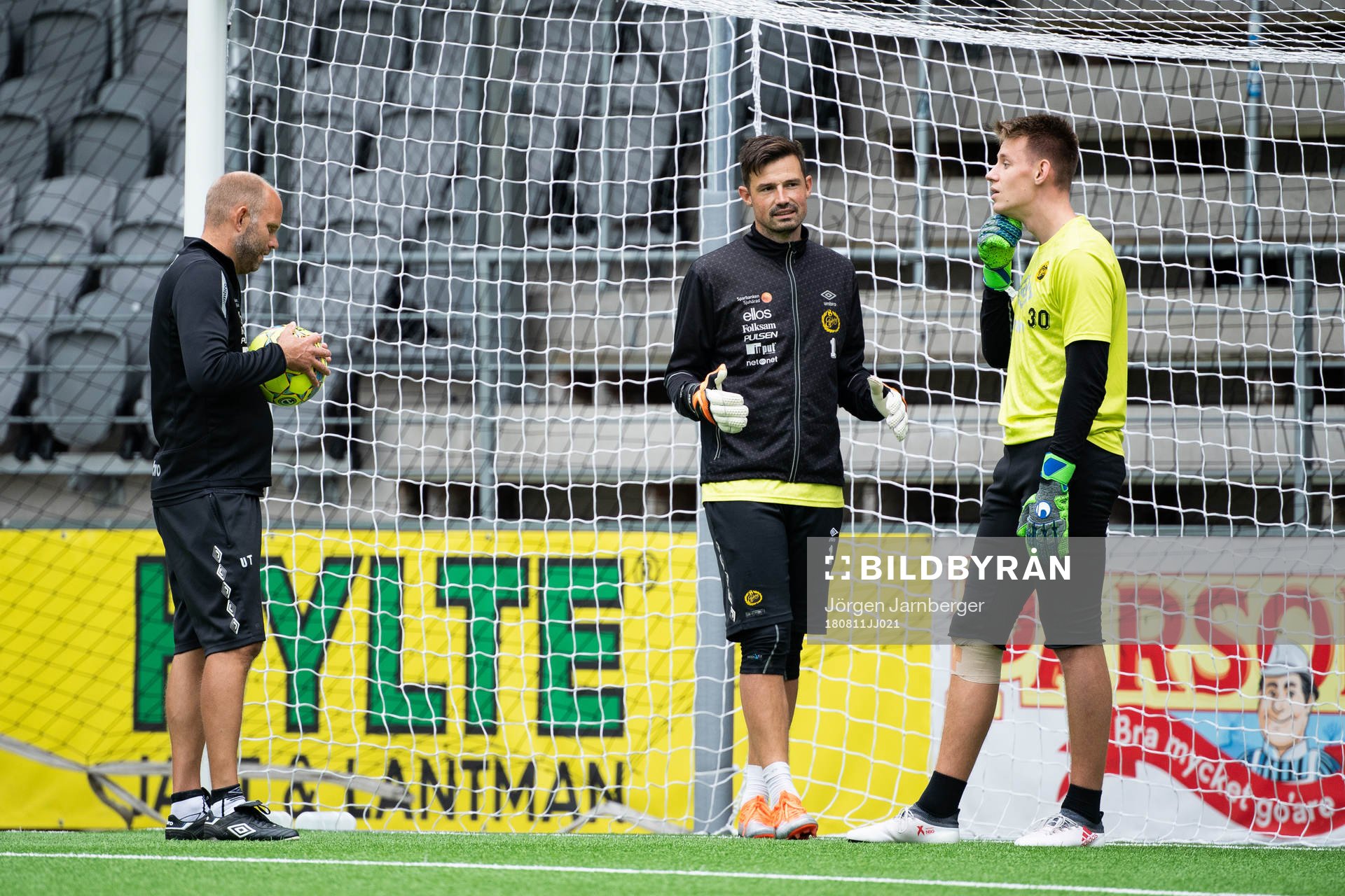 målvaktstränare Ulf Thorsson med målvakterna Kevin Stuhr Ellegaard och David Olsson under det Allsvenska fotbollslaget Elfsborgs träning den 11 augusti 2018 i Borås.