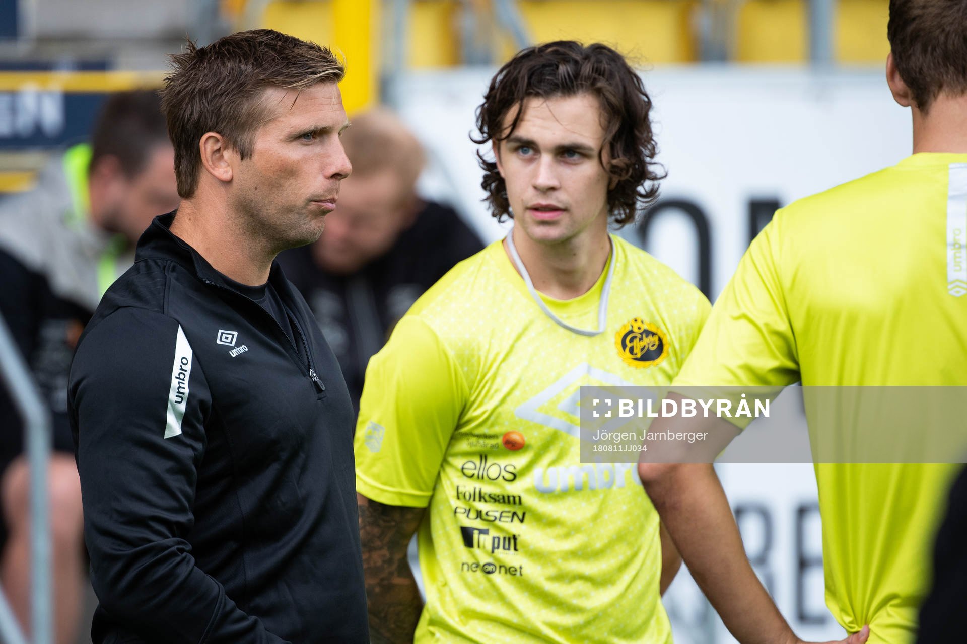 Elfsborgs individuell tränare Anders Svensson pratar med