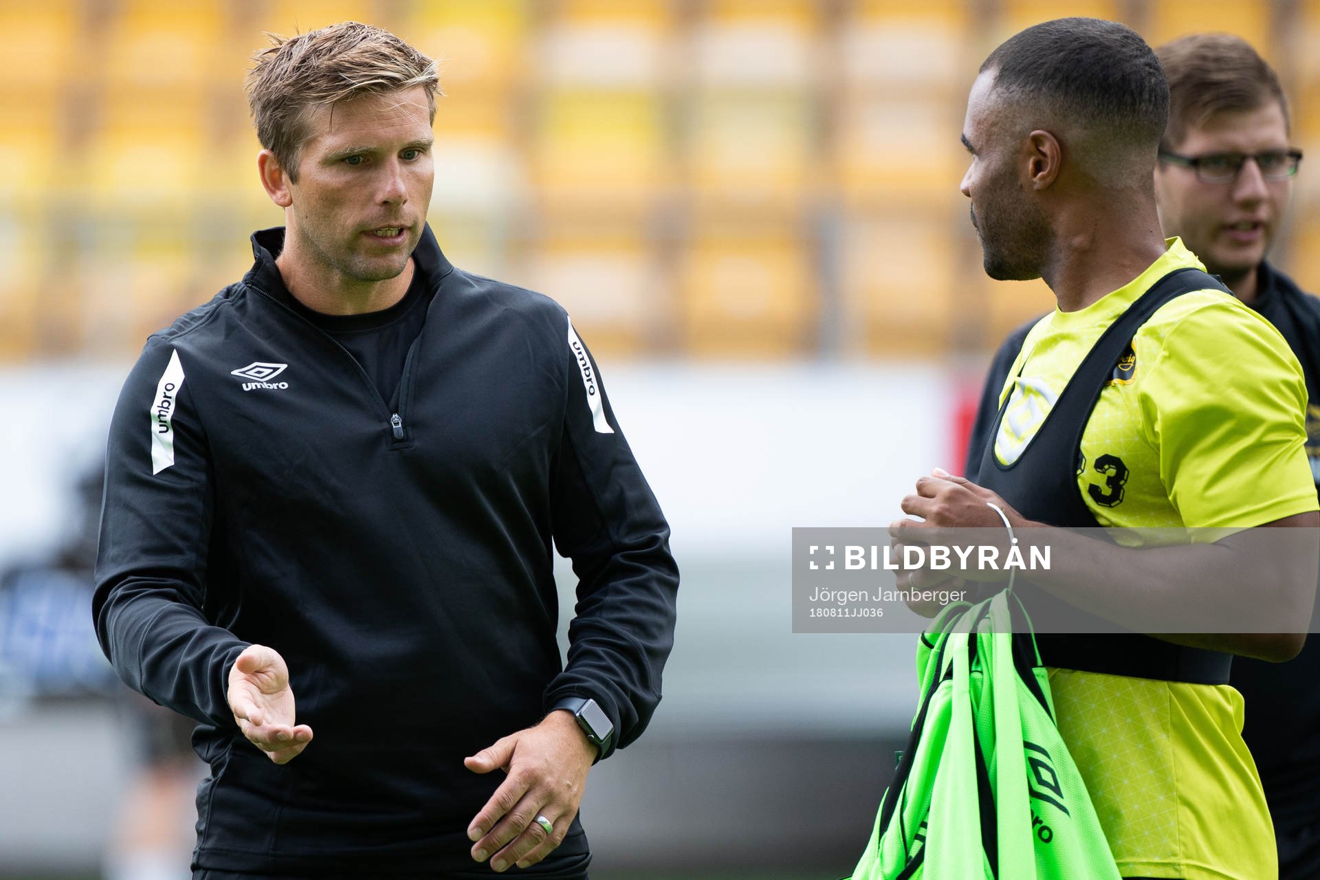 individuell tränare Anders Svensson pratar med Alex Dyer