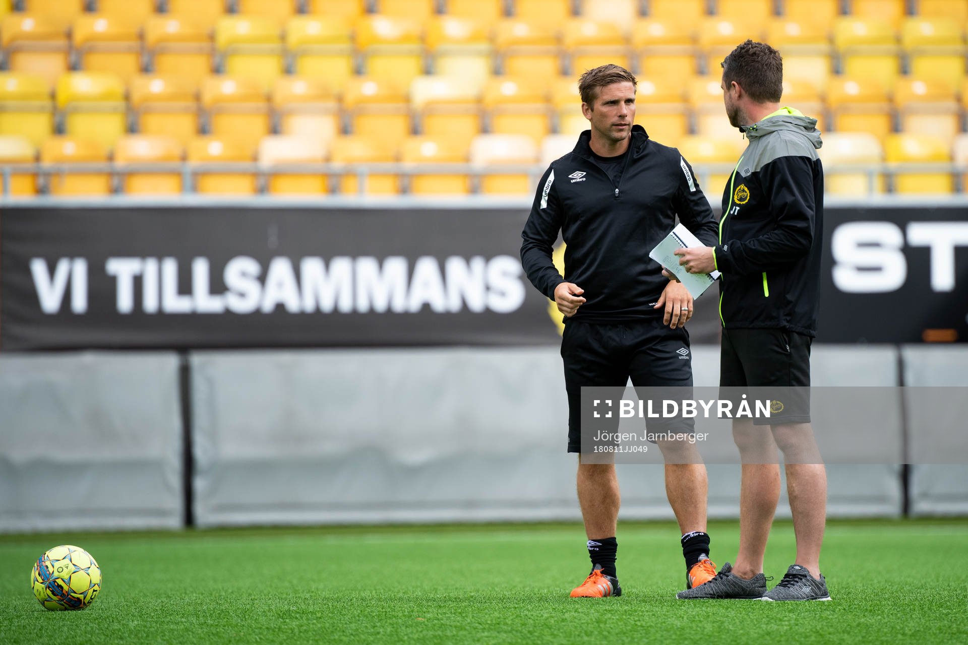 individuell tränare Anders Svensson diskuterar med manager