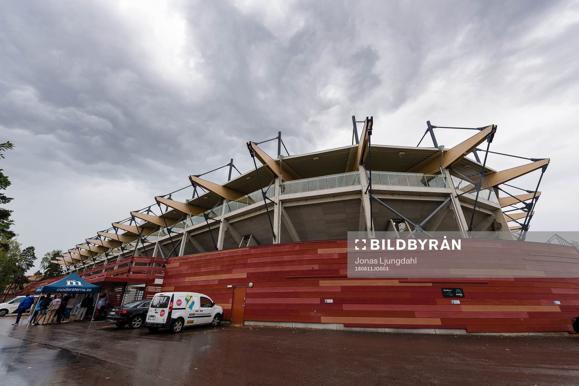 Mörka moln över Myresjöhus arena före fotbollsmatchen i