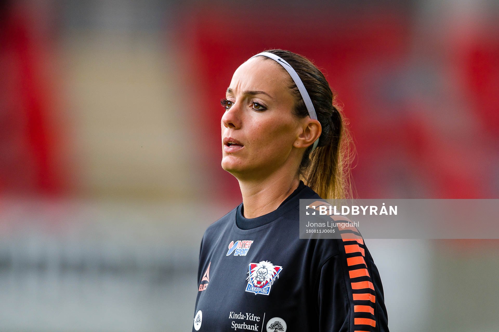 Linköpings Kosovare Asllani värmer upp före
