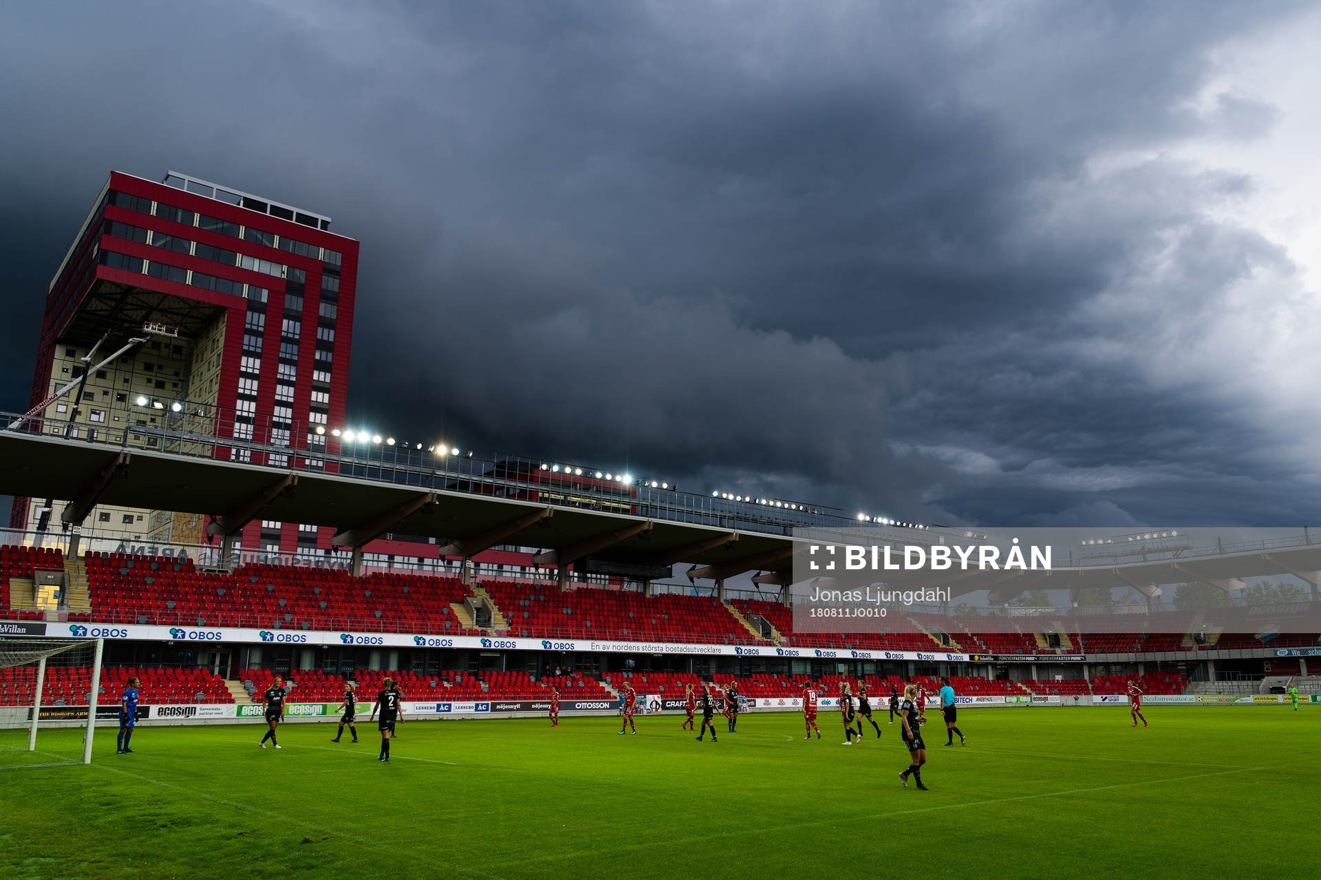 Mörka moln över arenan