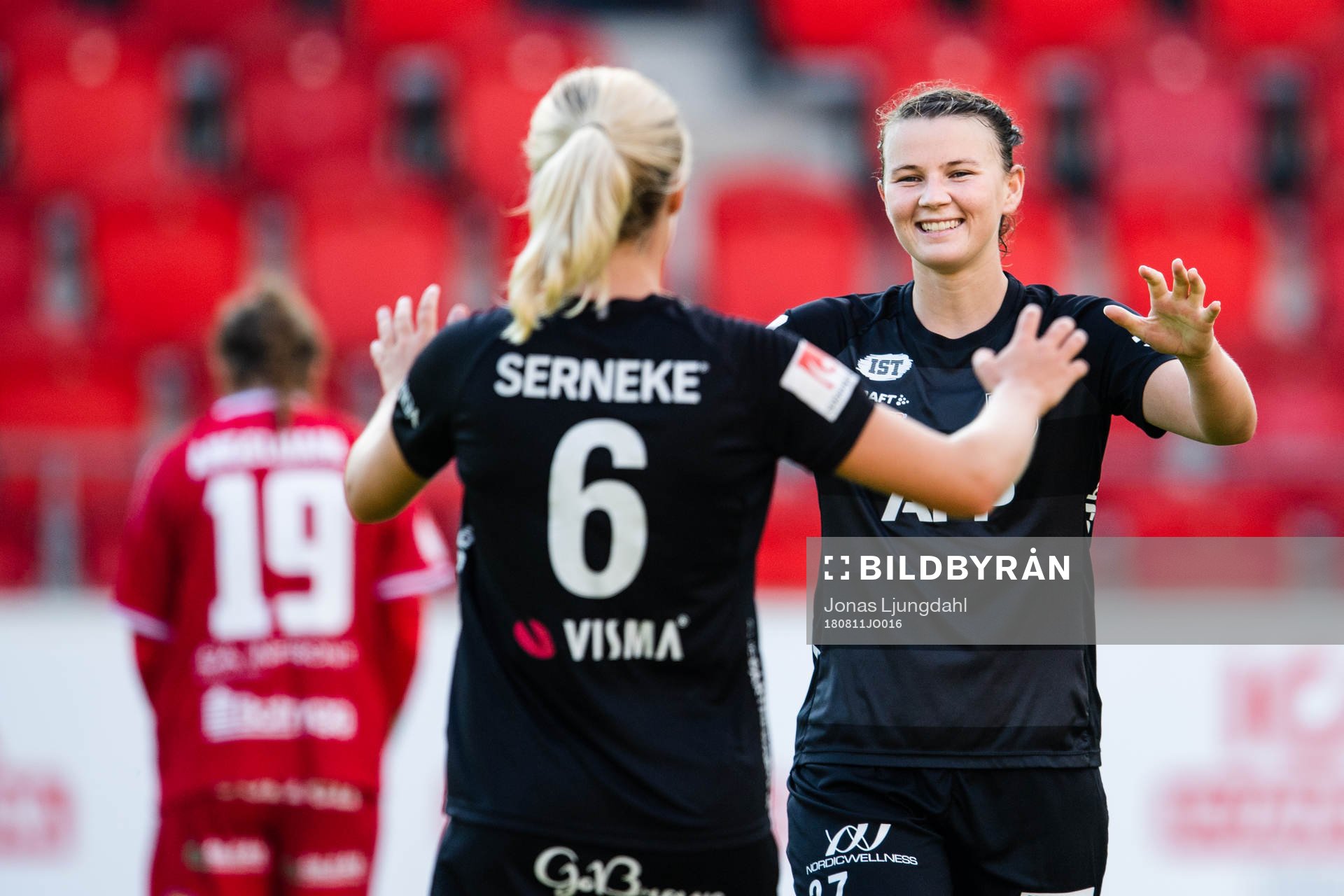 Växjös Frida Boriero och Alexandra Jonasson (ruggen mot)