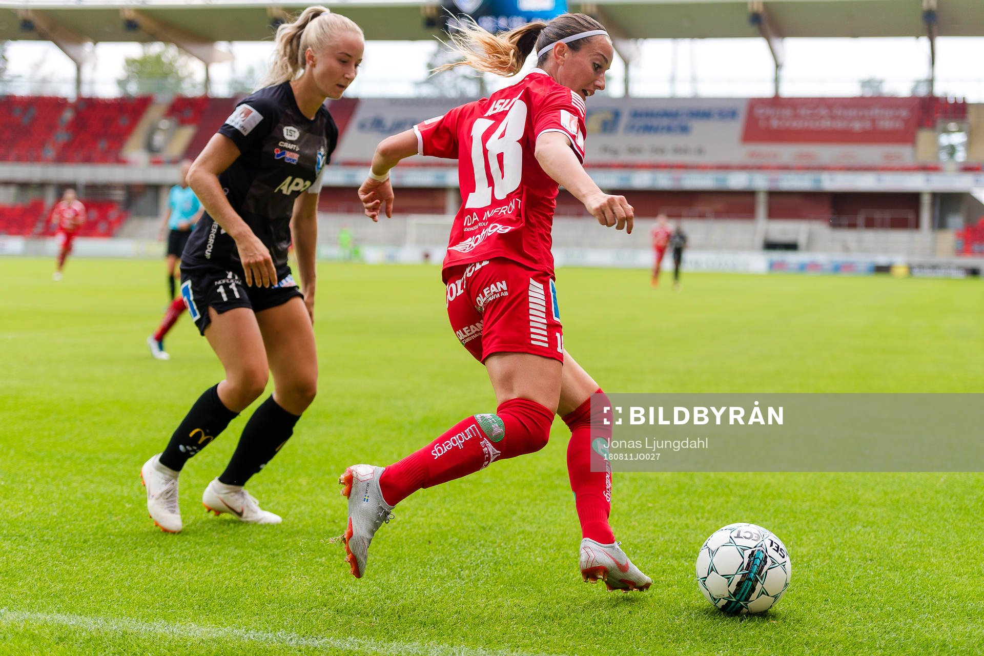 Linköpings Kosovare Asllani jagas av Växjös Jonna Ståhl under fotbollsmatchen i Damallsvenskan mellan Växjö och Linköping den 11 augusti 2018 i Växjö.