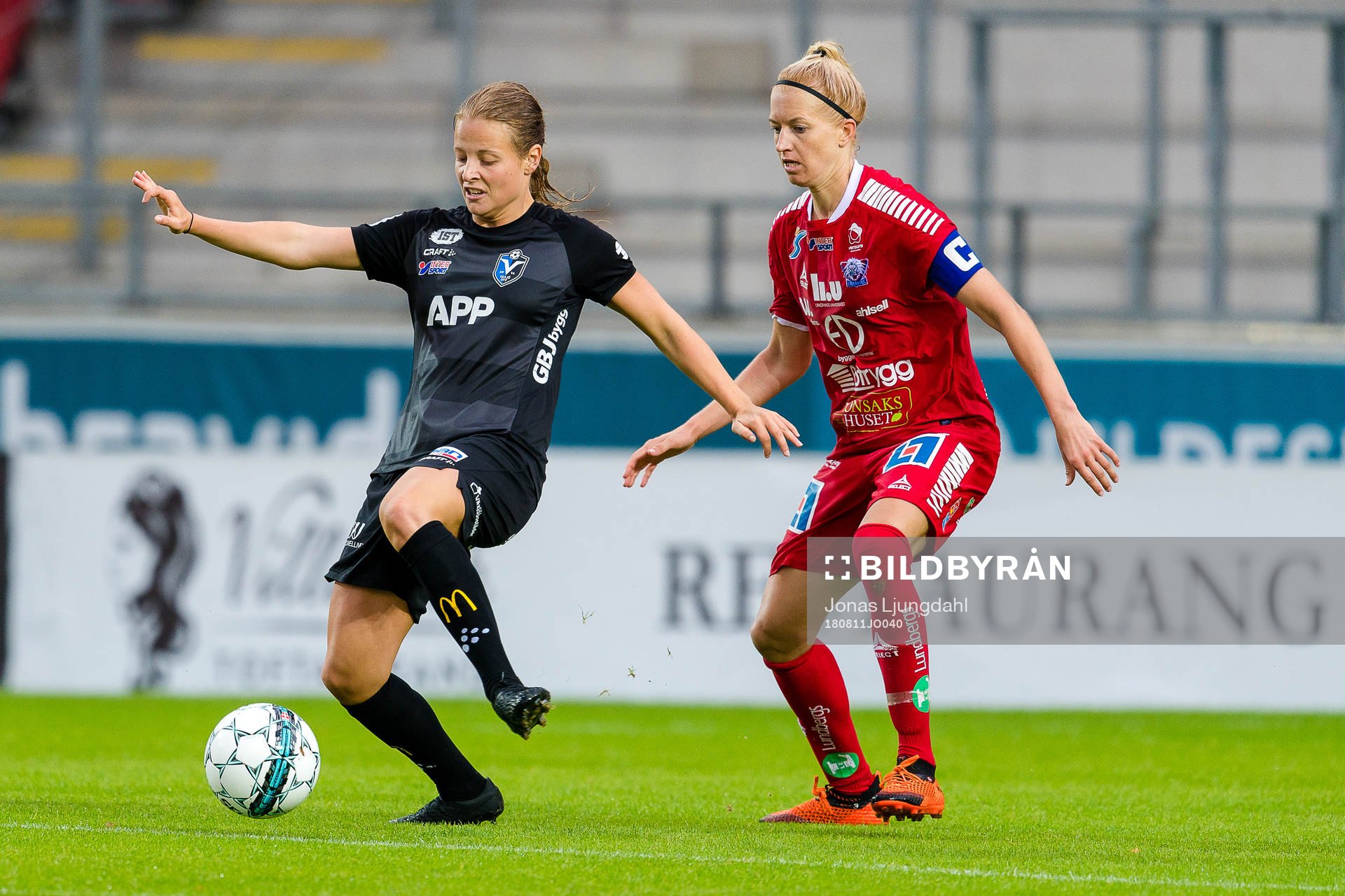 Växjös Anna Anvegård jagas av Linköpings Janni Arnth Jensen under fotbollsmatchen i Damallsvenskan mellan Växjö och Linköping den 11 augusti 2018 i Växjö.