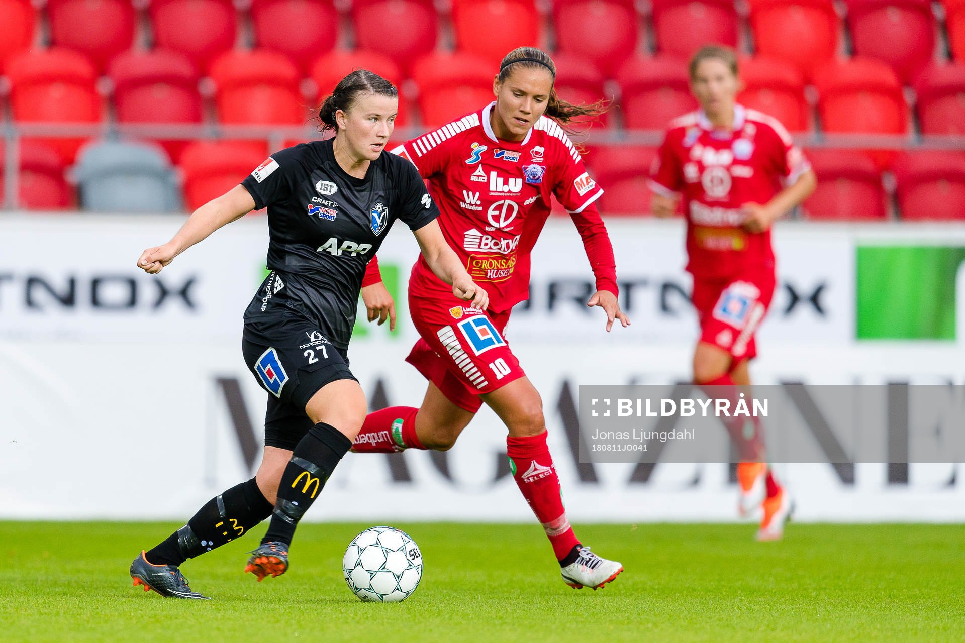 Växjös Frida Boriero jagas av Linköpings Emma Lennartsson