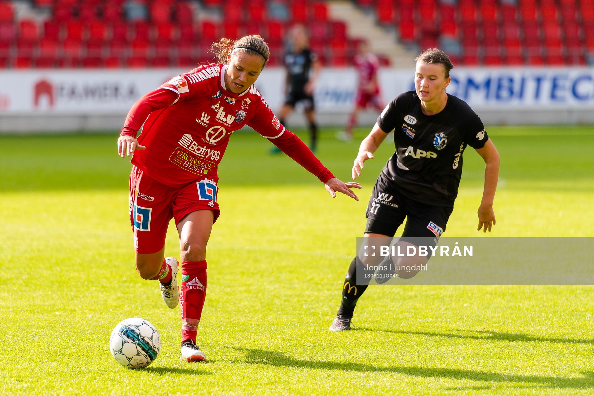 Linköpings Emma Lennartsson jagas av Växjös Frida Boriero