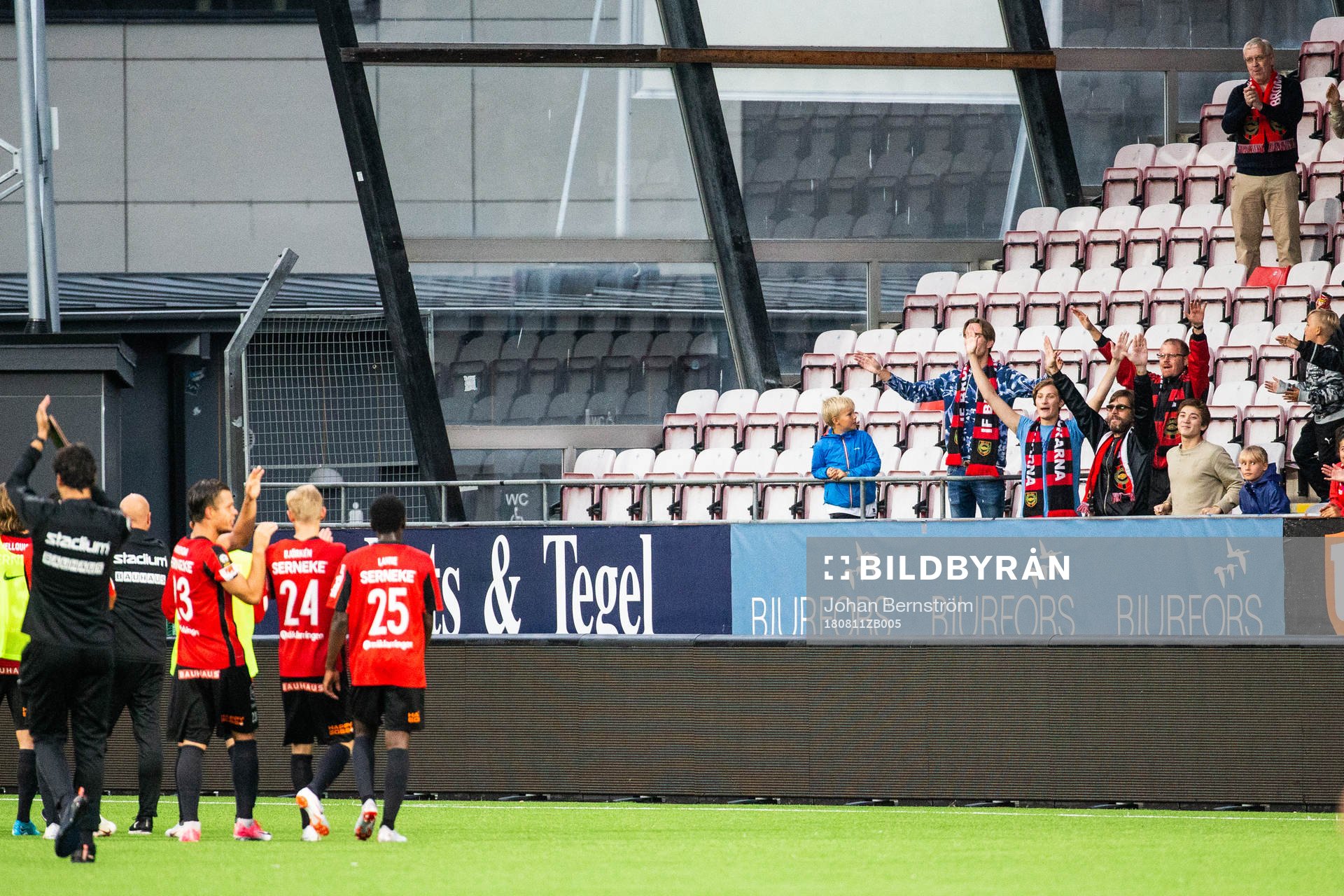 Brommapojkarnas spelare jublar framför supportrarna