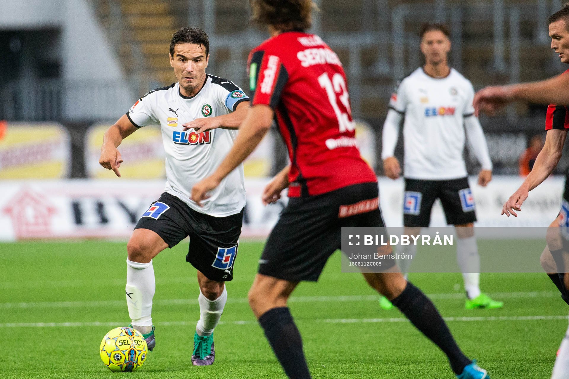 Örebros Nordin Gerzic driver bollen