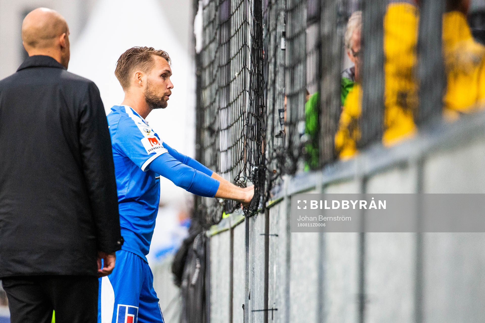 Örebros målvakt Oscar Jansson deppar och pratar med
