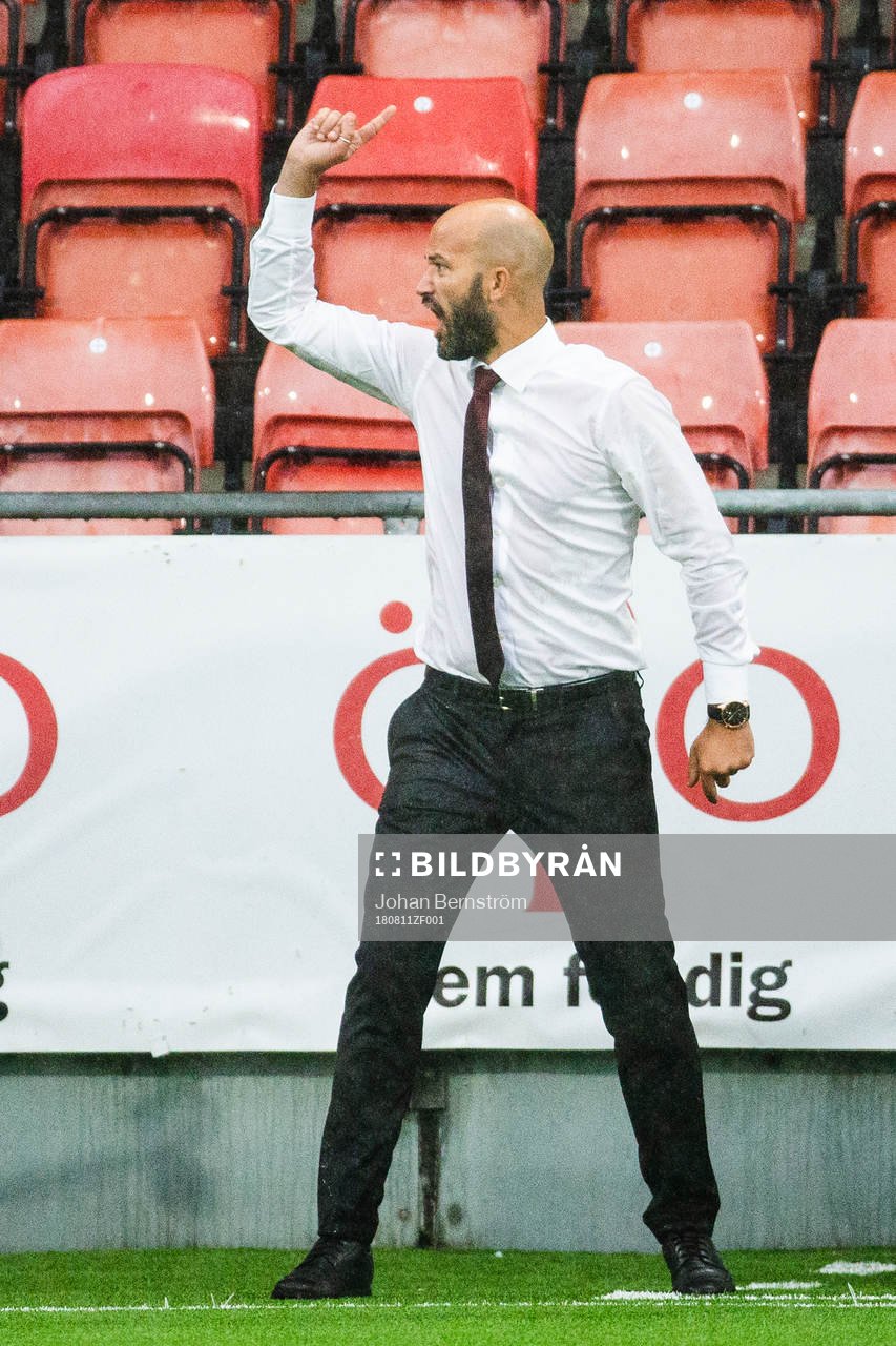 Brommapojkarnas tränare Luis Pimenta gestikulerar