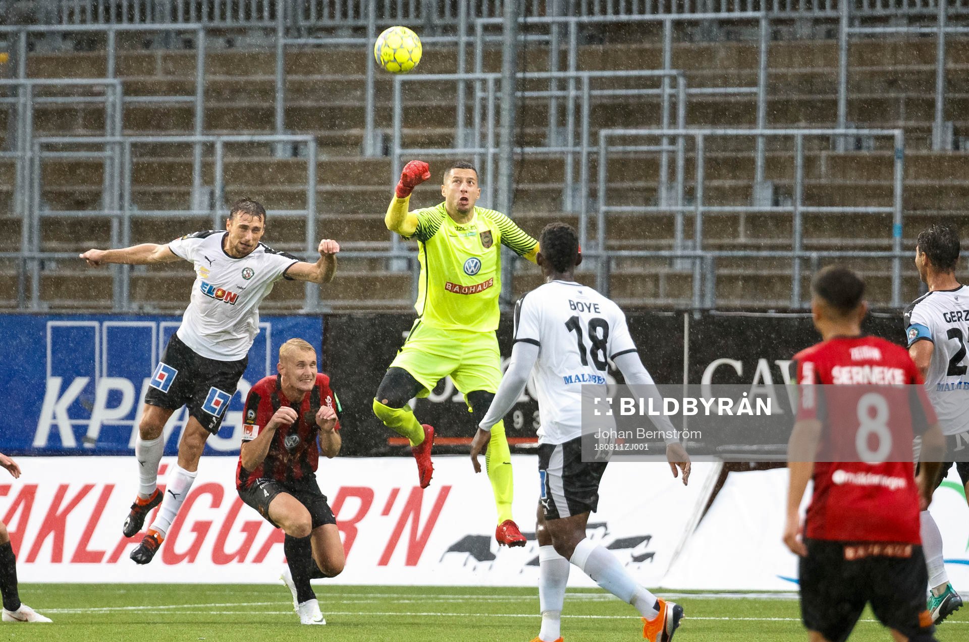 Örebros Filip Rogic och Brommapojkarnas målvakt Nikola