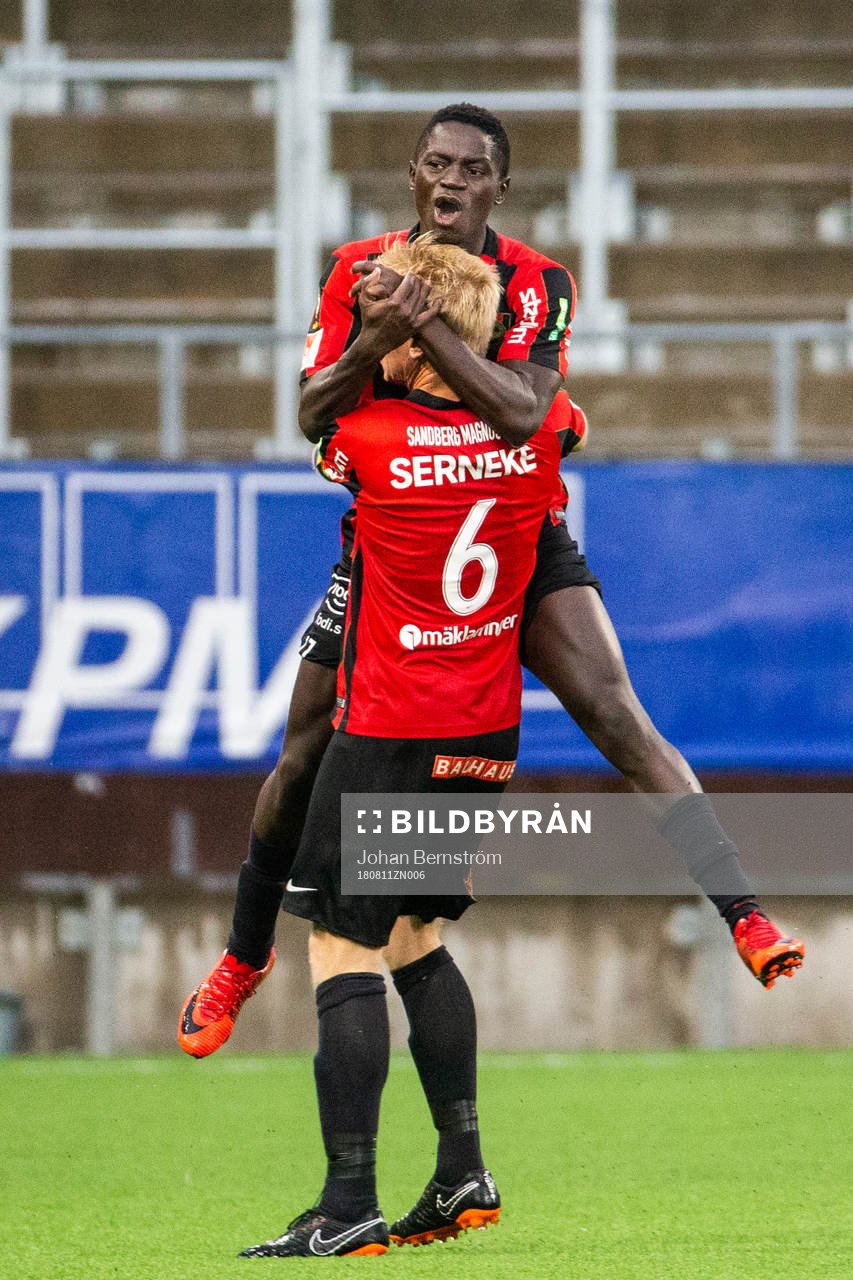 Brommapojkarnas Eric Johana Omondi kramas om av och jublar