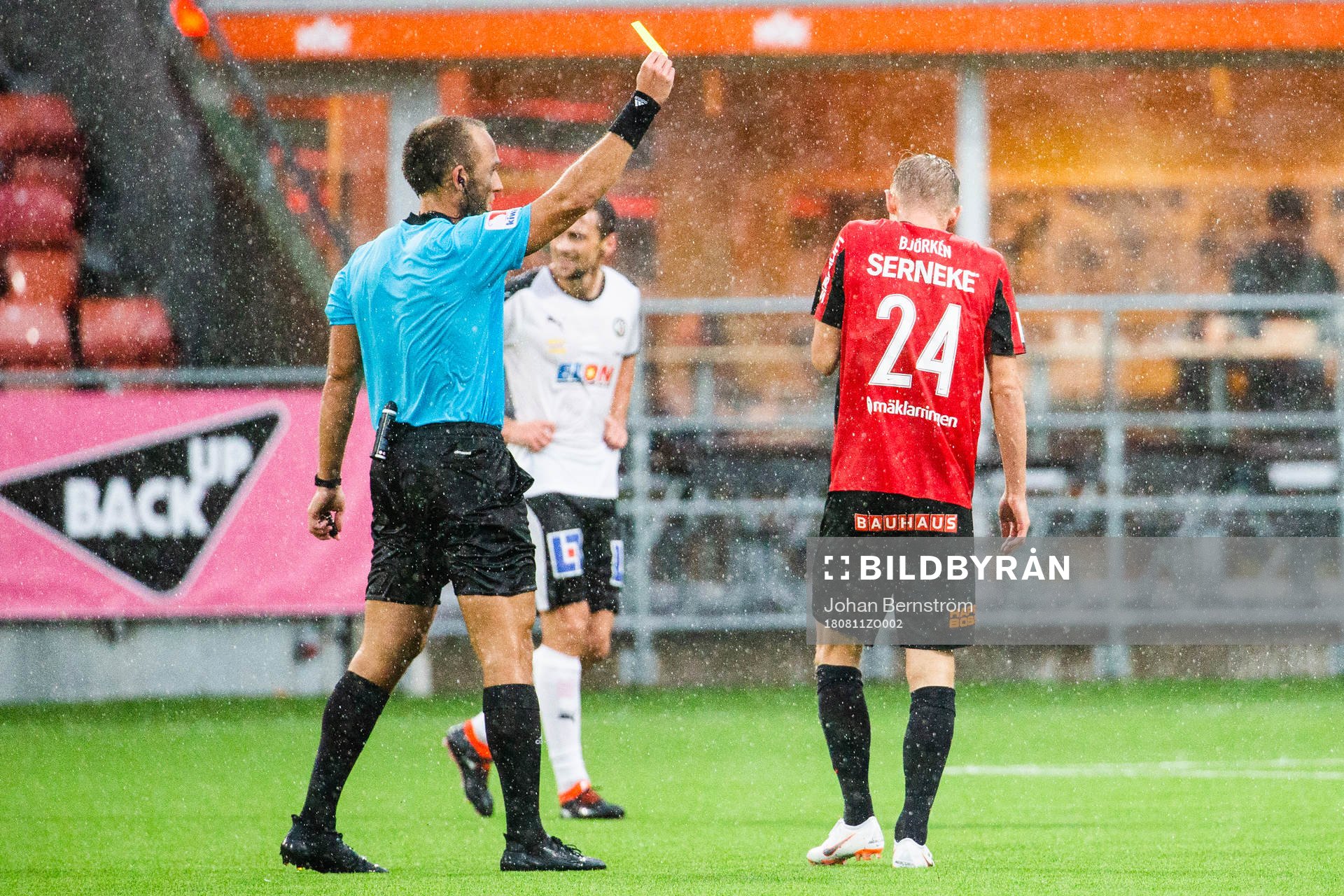 Brommapojkarnas Fritiof Björkén får gult kort av domare
