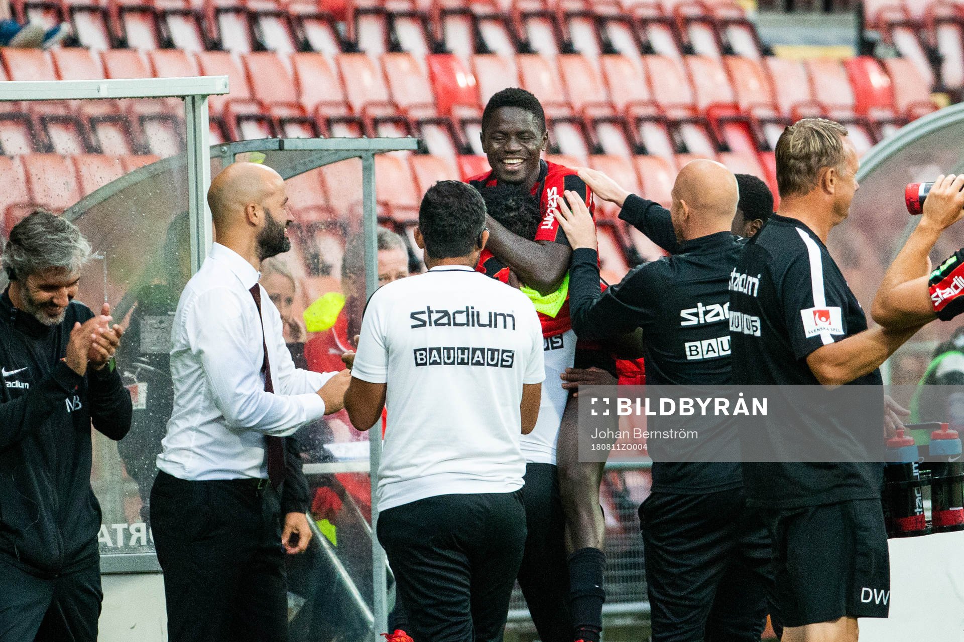 Brommapojkarnas Eric Johana Omondi kramas om av och jublar