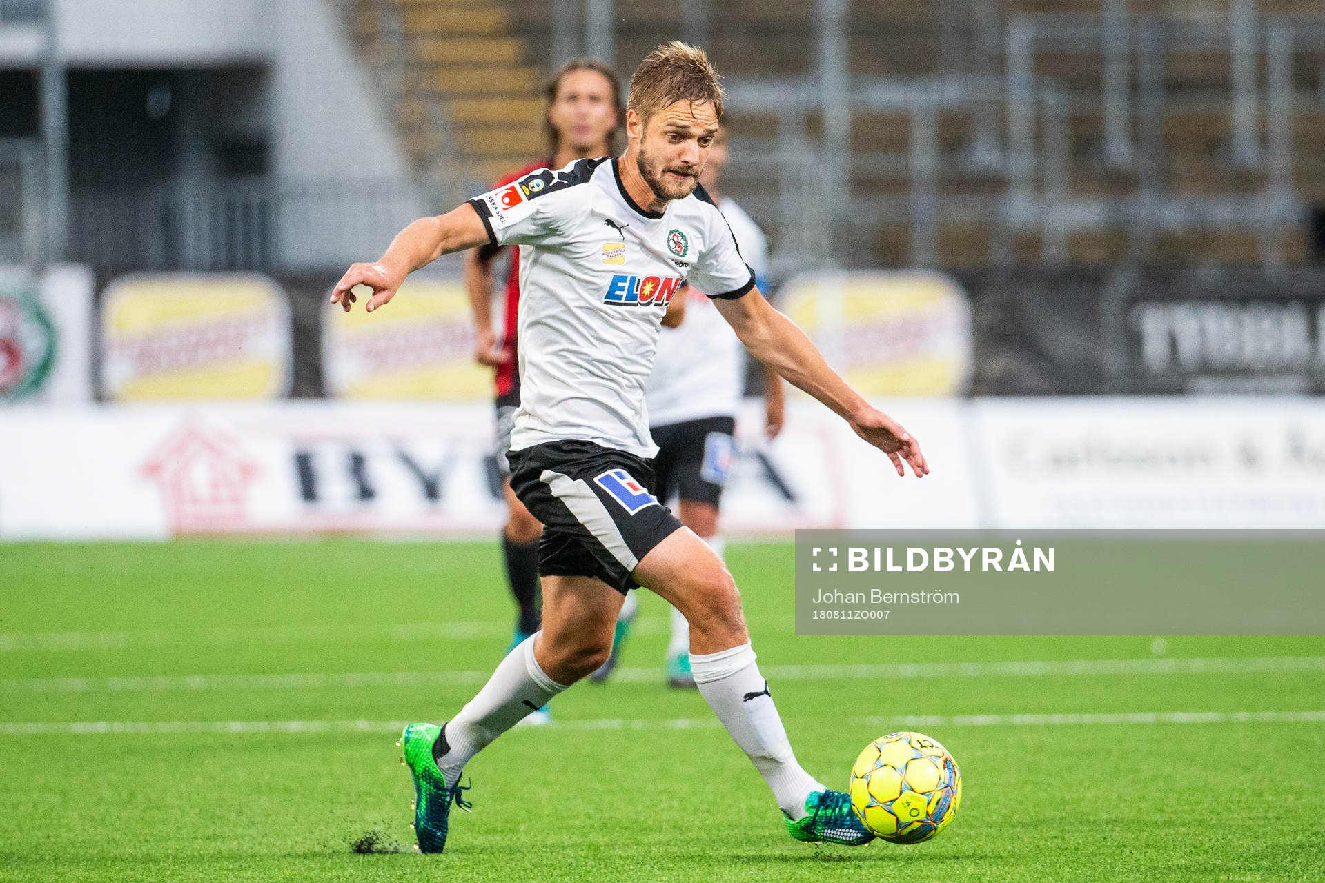 Örebros Johan Mårtensson driver bollen