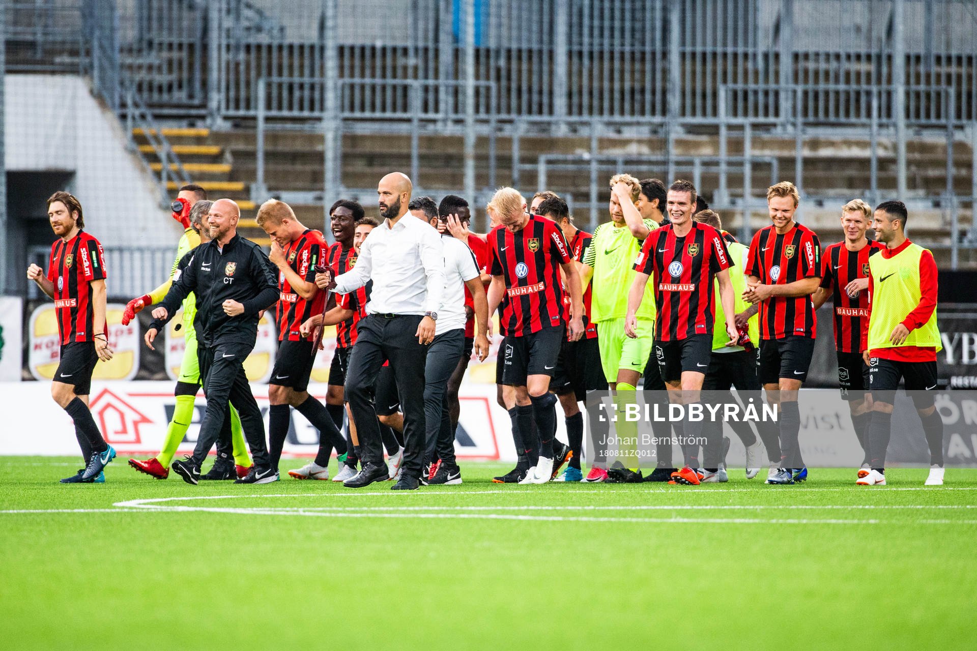 Brommapojkarnas tränare Luis Pimenta och spelare jublar