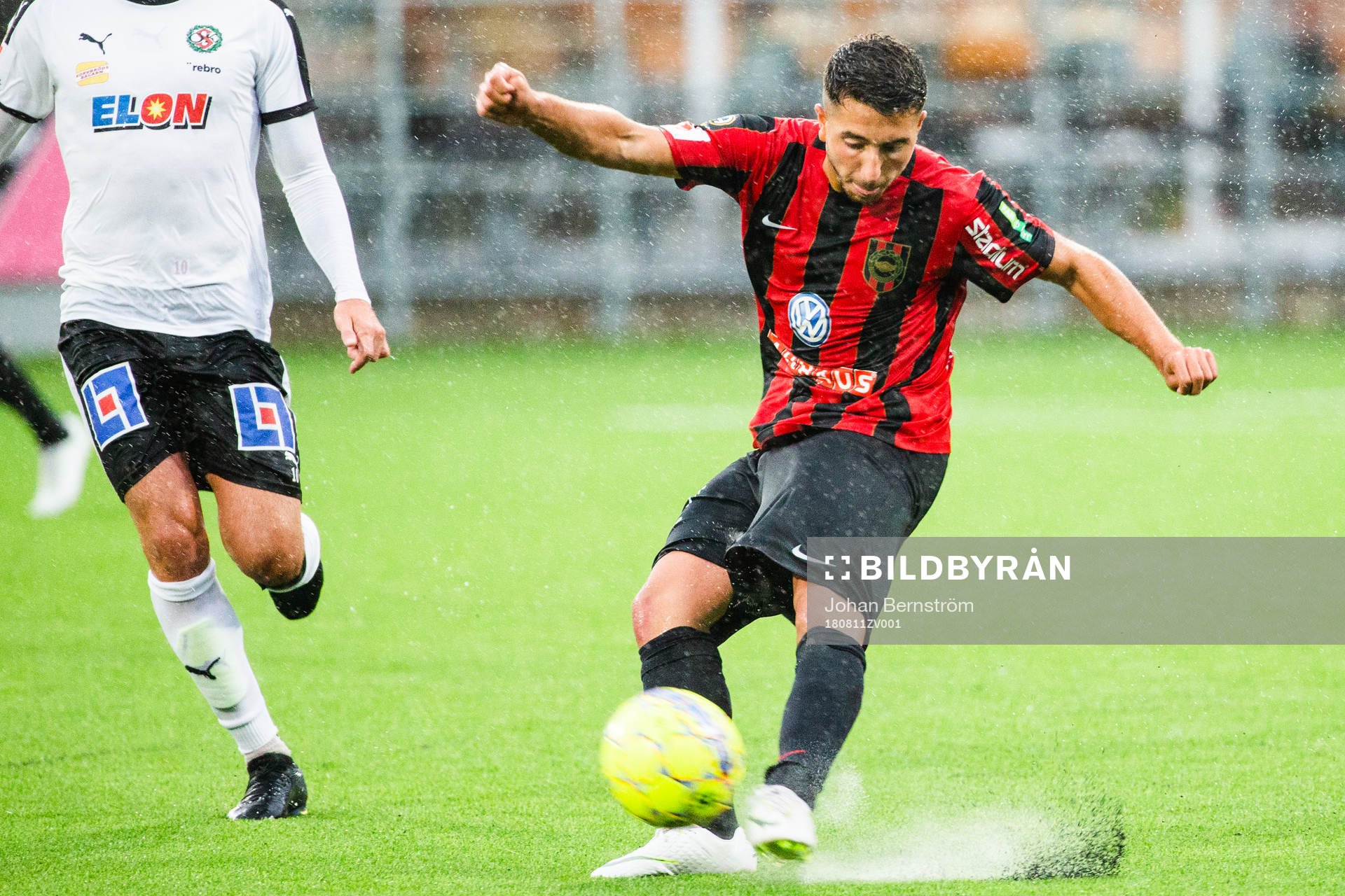 Brommapojkarnas Moustafa Zeidan skjuter <under