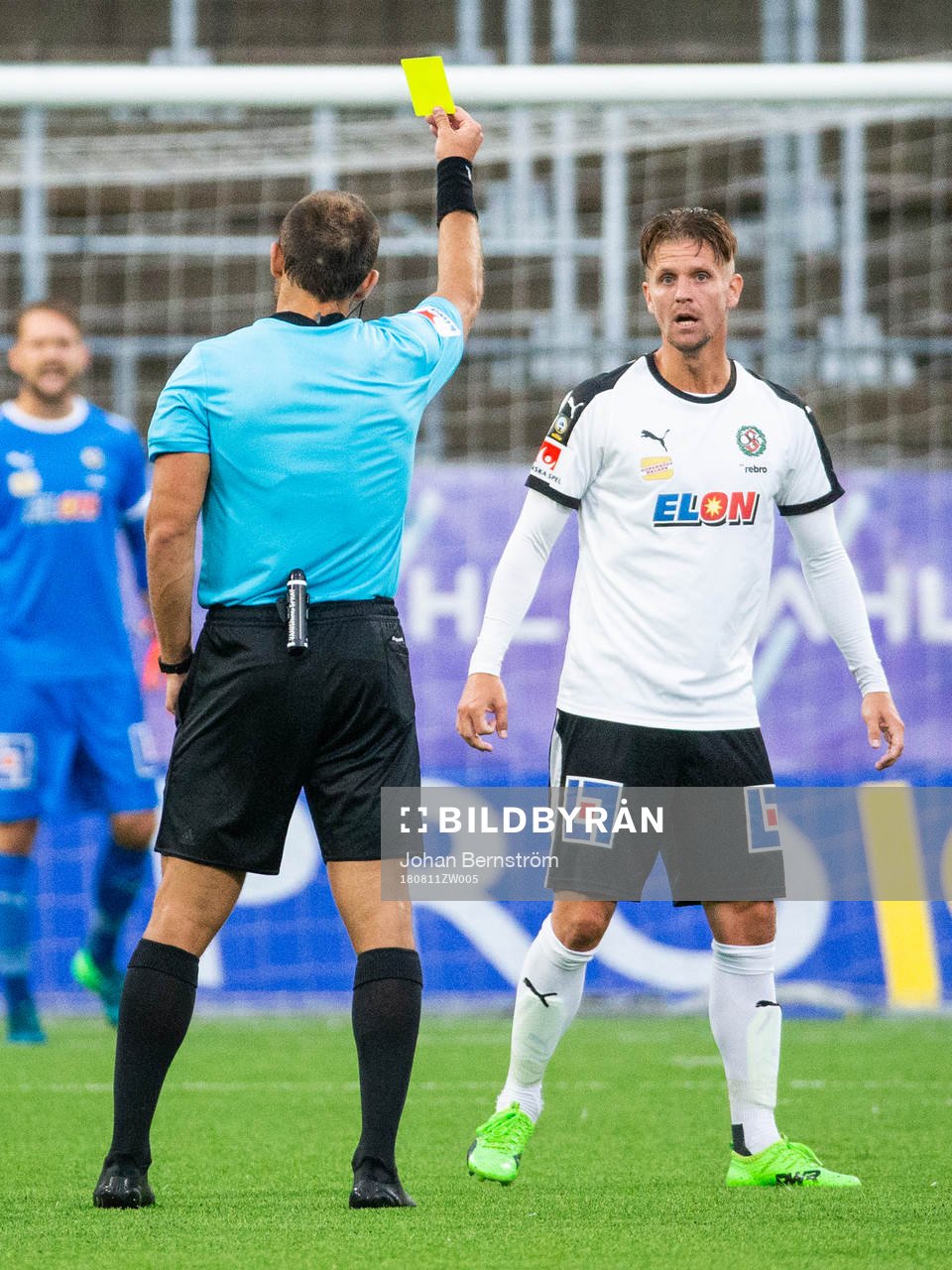 Domare Kasper Sjöberg varnar Örebros Martin Lorentzson