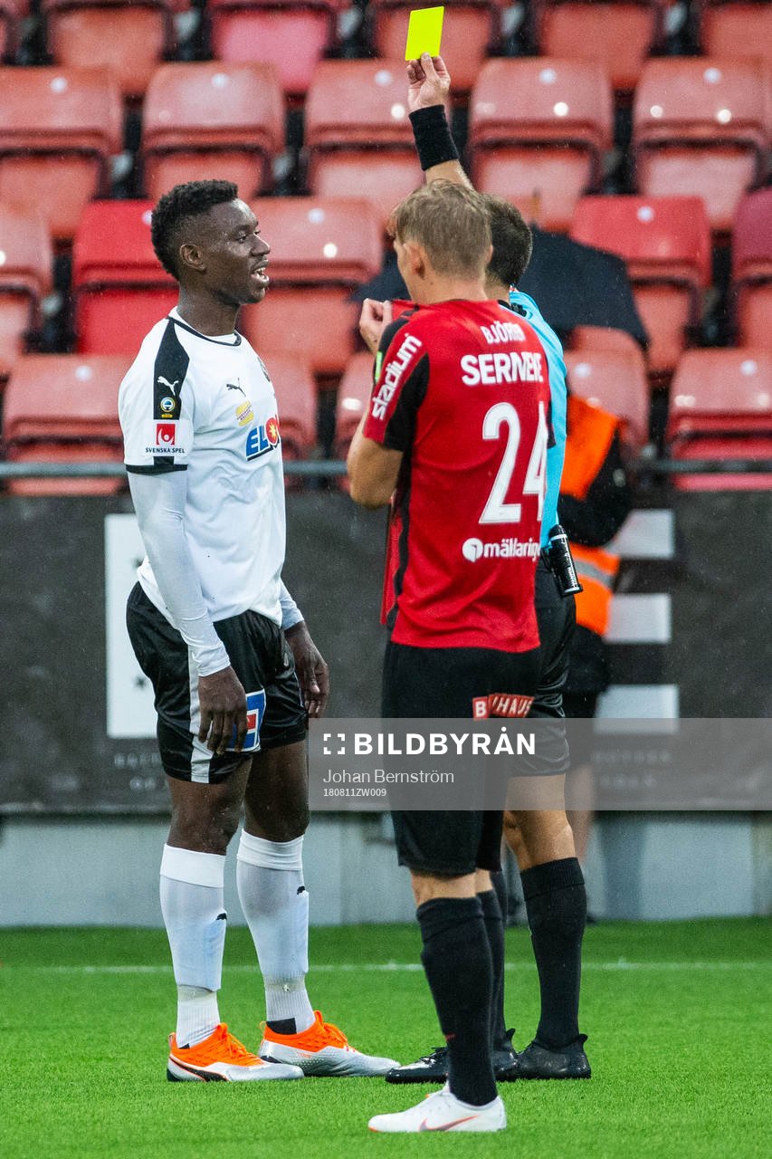 Örebros Isaac Boye Edegware får gult kort av domare