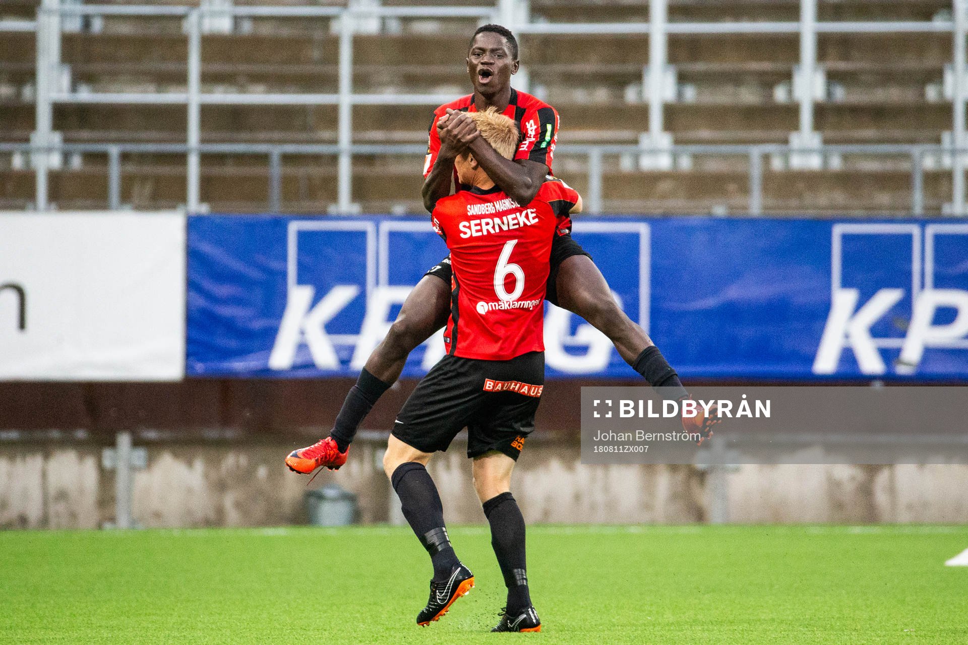 Brommapojkarnas Eric Johana Omondi kramas om av och jublar med Gustav Sandberg Magnusson efter att han gjort 0-1-målet under fotbollsmatchen i Allsvenskan mellan Örebro och Brommapojkarna den 11 augusti 2018 i Örebro.