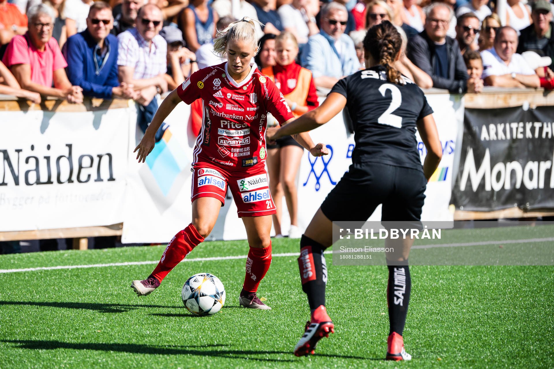 Piteås Ronja Aronsson utmanar Göteborgs Catrine Johansson under fotbollsmatchen i Damallsvenskan mellan Piteå och Kopparbergs/Göteborg den 12 augusti 2018 i Piteå.