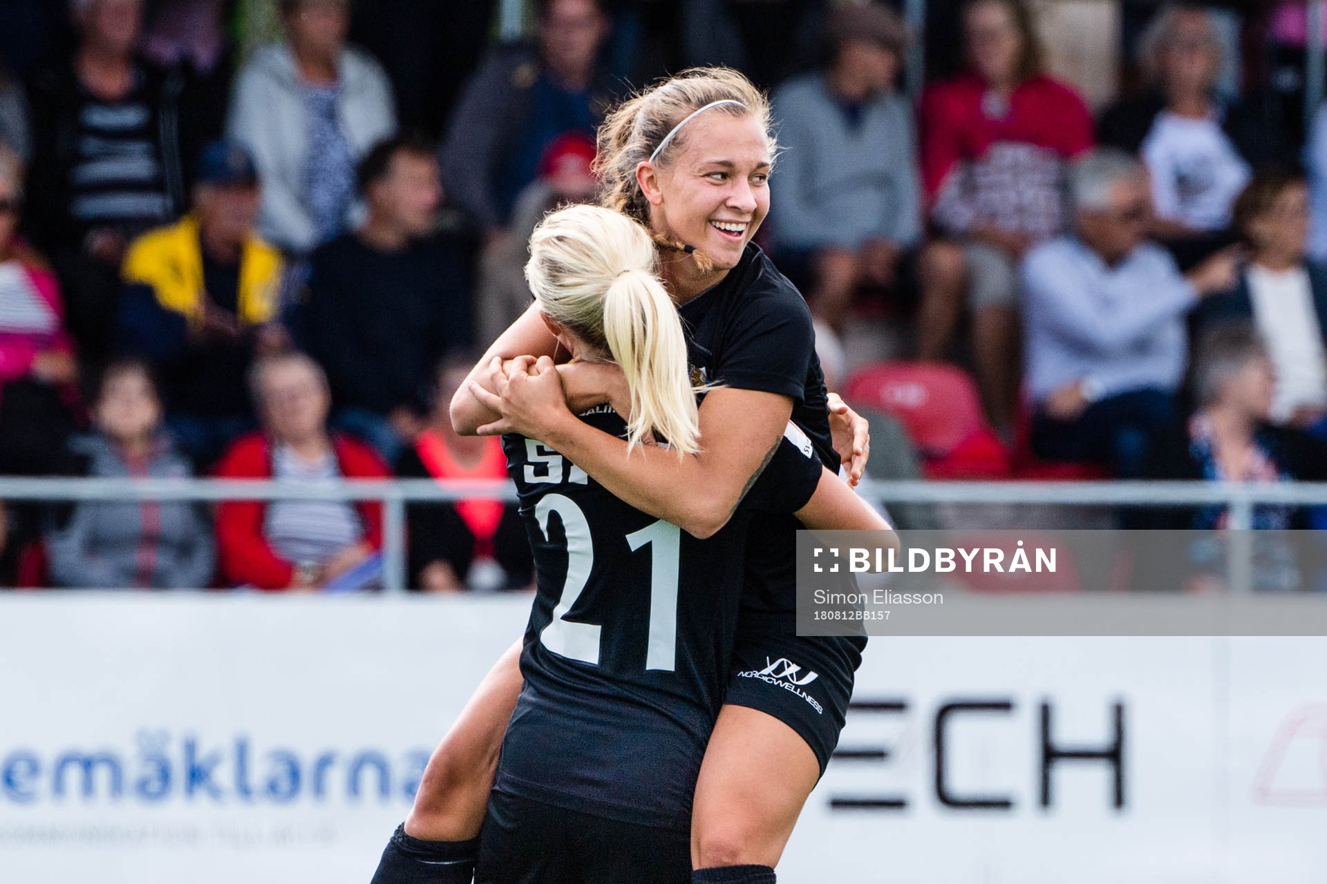 Göteborgs Julia Zigiotti Olme jublar med Rebecka Blomqvist efter att Olme gjort 0-1-målet under fotbollsmatchen i Damallsvenskan mellan Piteå och Kopparbergs/Göteborg den 12 augusti 2018 i Piteå.