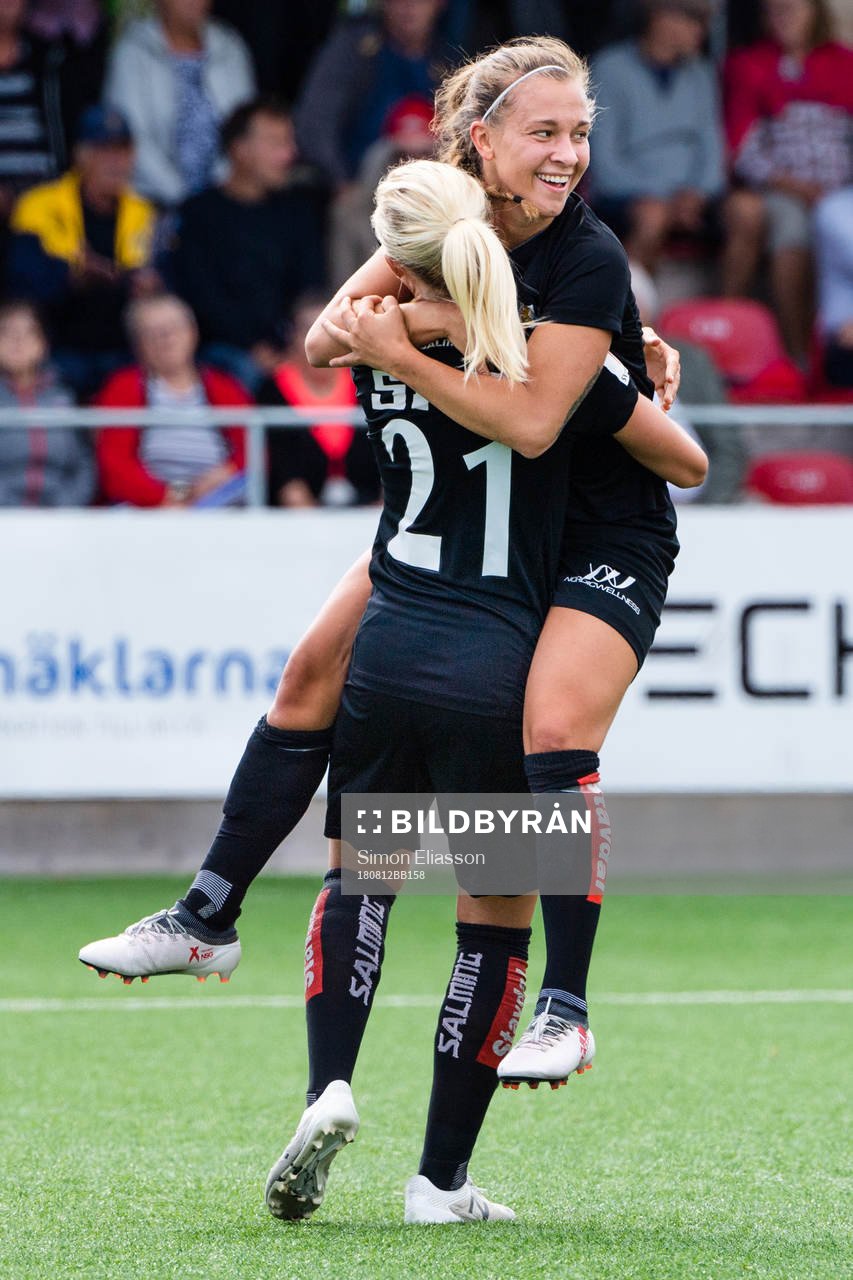 Göteborgs Julia Zigiotti Olme jublar med Rebecka Blomqvist
