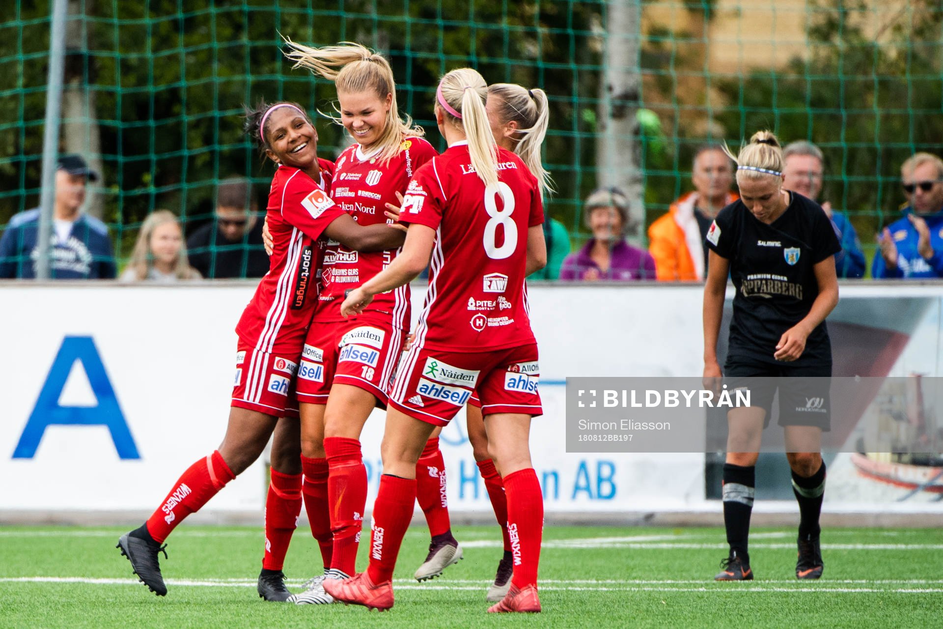 Piteås Nina Jakobsson jublar med lagkamrater efter att hon gjort 1-1-målet under fotbollsmatchen i Damallsvenskan mellan Piteå och Kopparbergs/Göteborg den 12 augusti 2018 i Piteå.