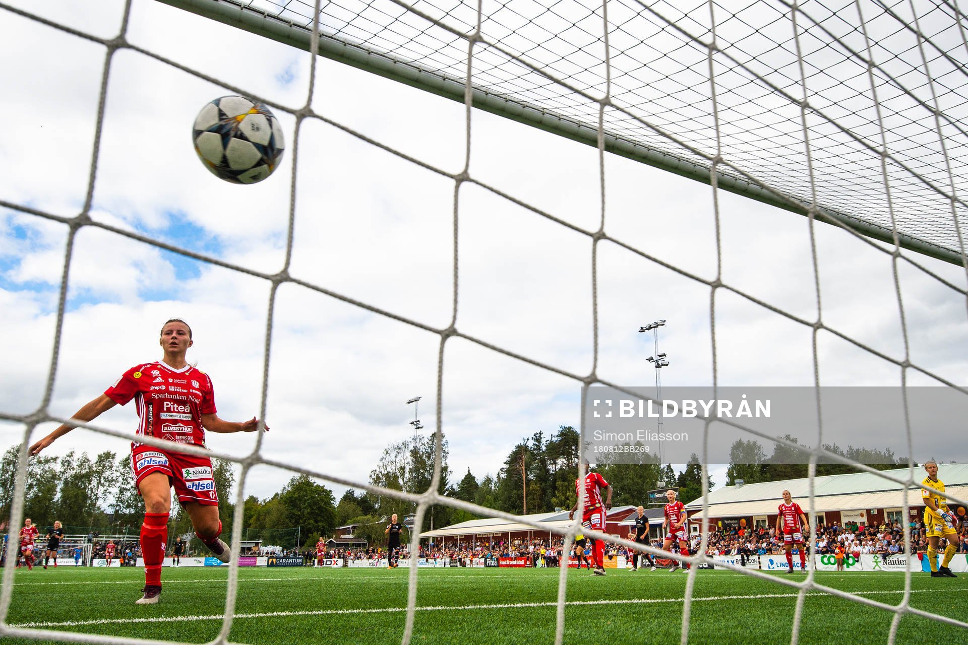 Göteborgs Olivia Schough gör 2-1 bakom Piteås målvakt