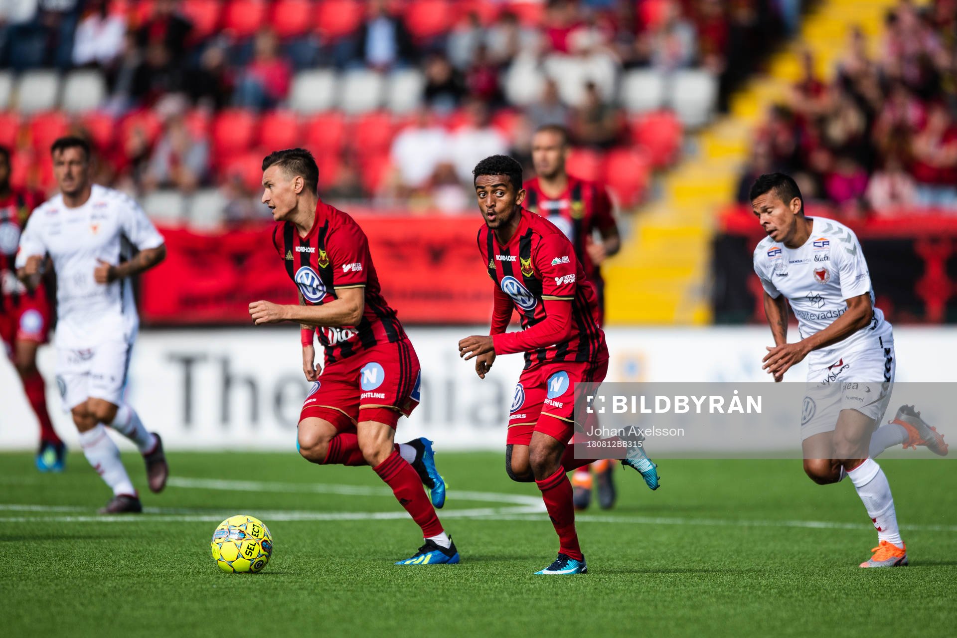 Östersunds Frank Ahrin och Tesfaldet Tekie jagas av