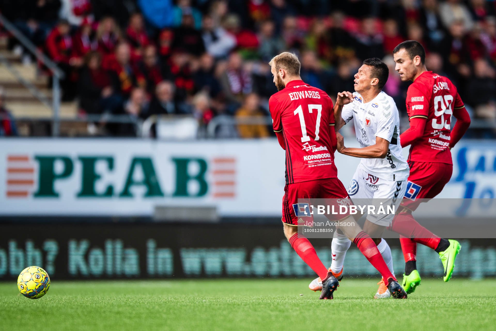 Östersunds Curtis Edwards och Dino Islamovic ii kamp om
