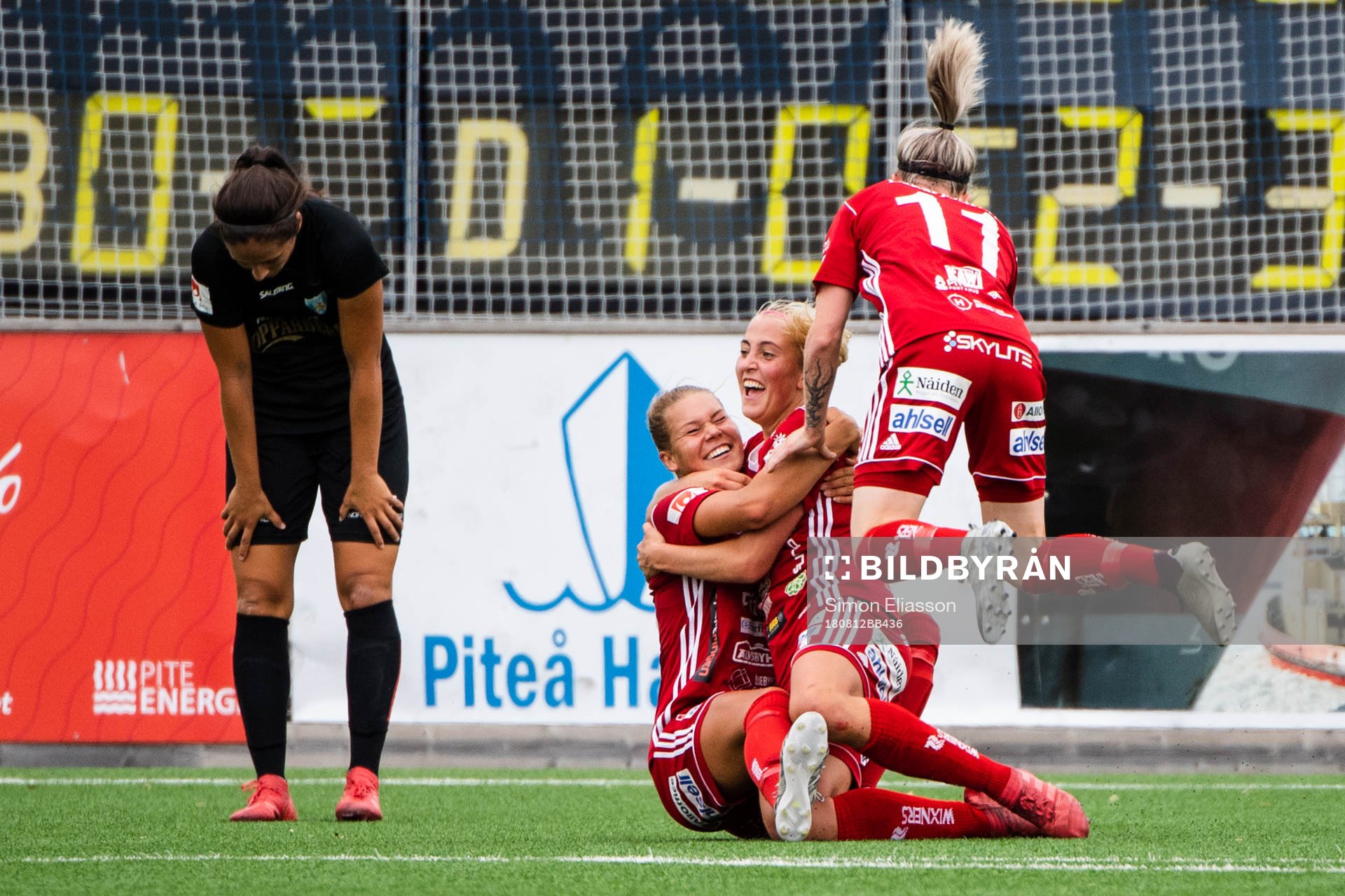 Piteås Julia Karlenäs jublar med lagkamrater