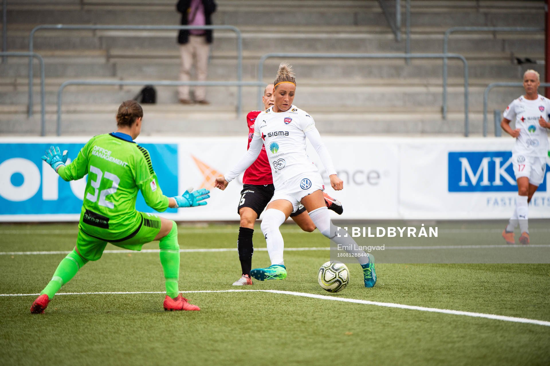 Limhamn Bunkeflos målvakt Emma Lind och Rosengårds Sanne
