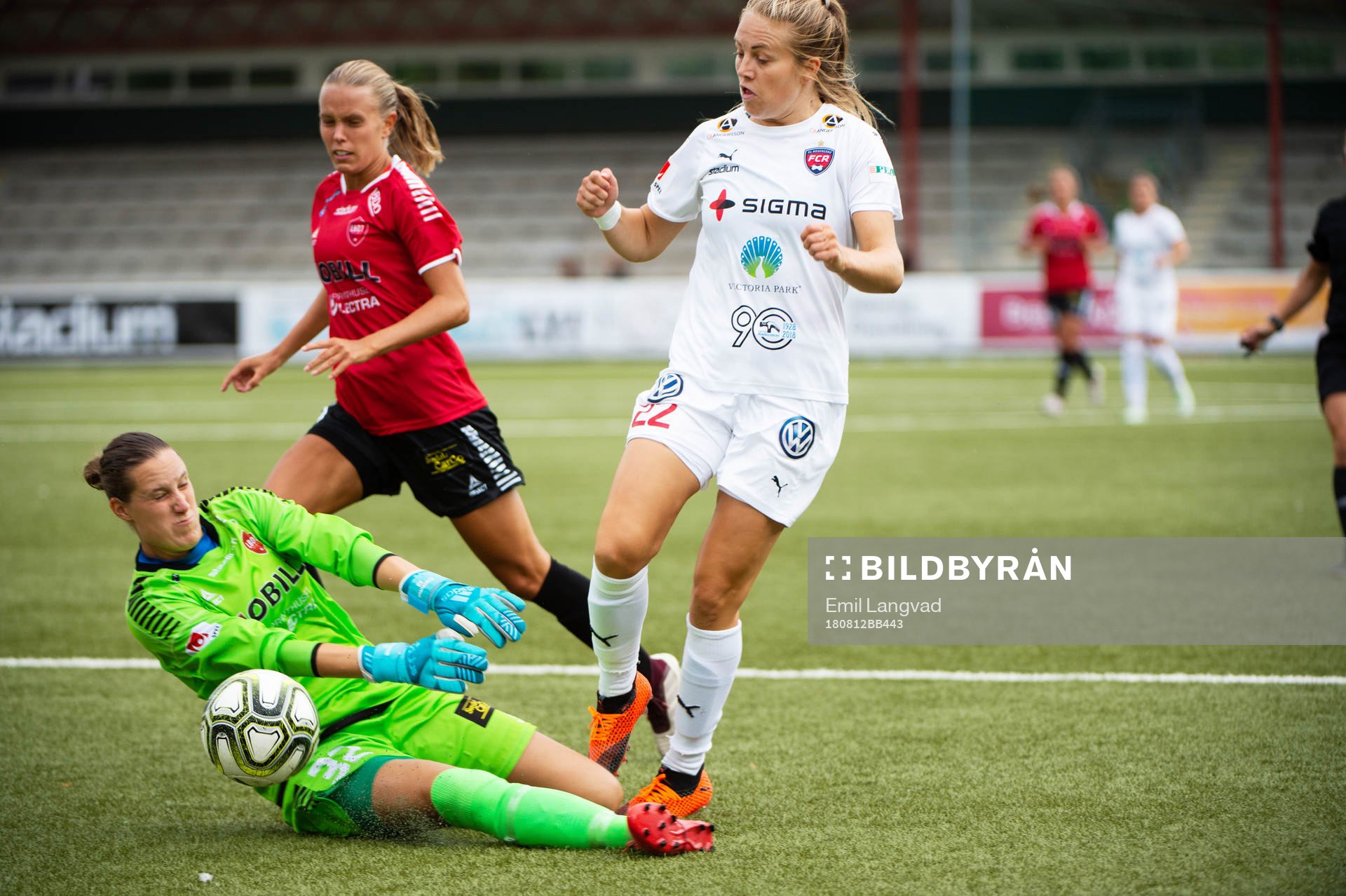 Limhamn Bunkeflos målvakt Emma Lind, Elin Björklund och