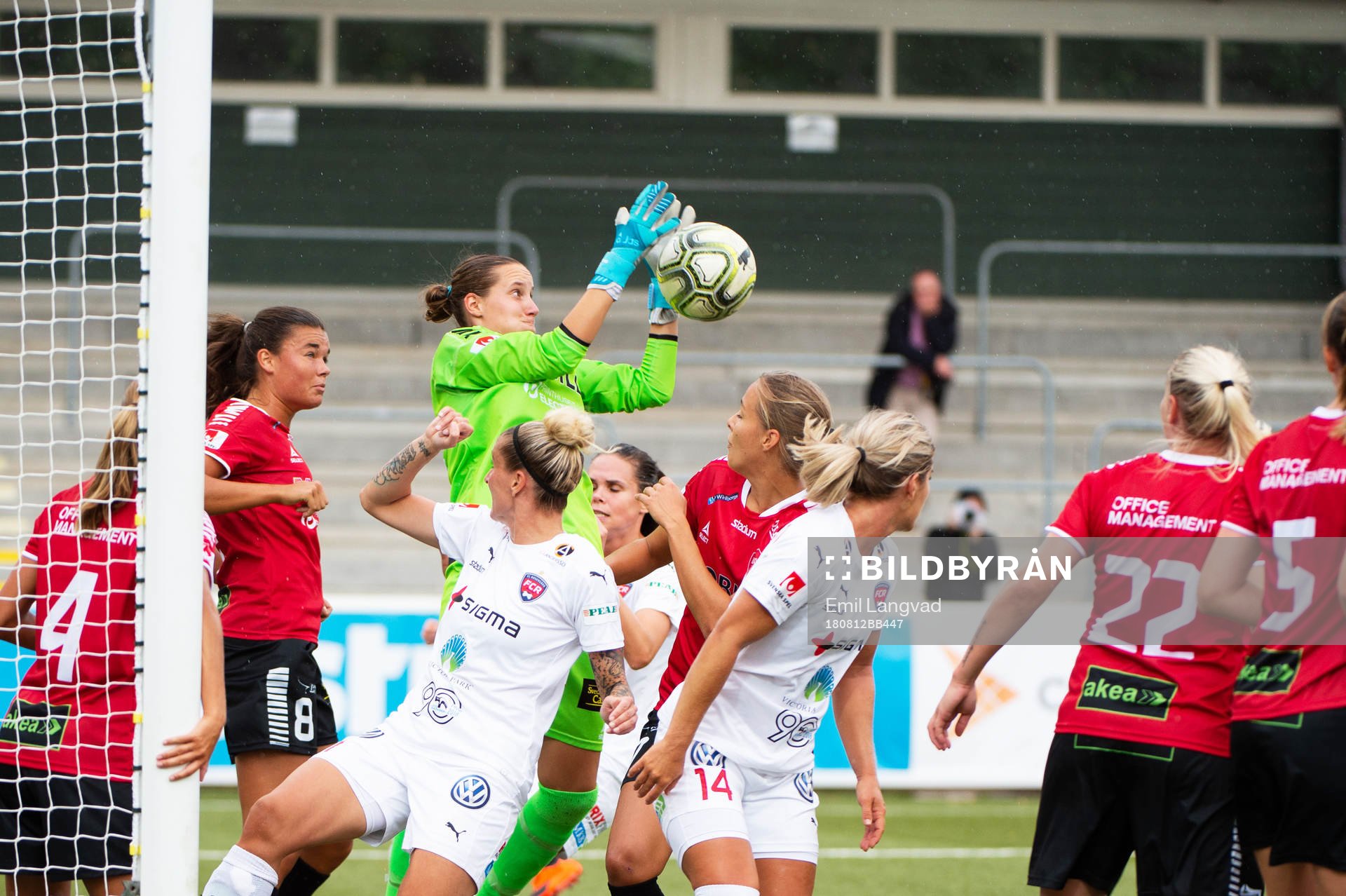 Limhamn Bunkeflos målvakt Emma Lind under fotbollsmatchen i Damallsvenskan mellan Rosengård och LB07 den 12 augusti 2018 i Malmö.