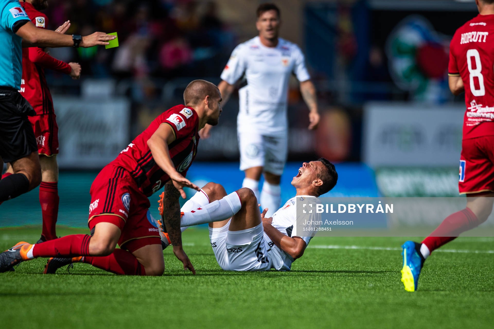 Östersunds Douglas Bergqvist och Kalmars Romário Pereira Sipião grimaserar efter en närkamp under fotbollsmatchen i Allsvenskan mellan Östersund och Kalmar den 12 Augusti 2018 i Östersund.