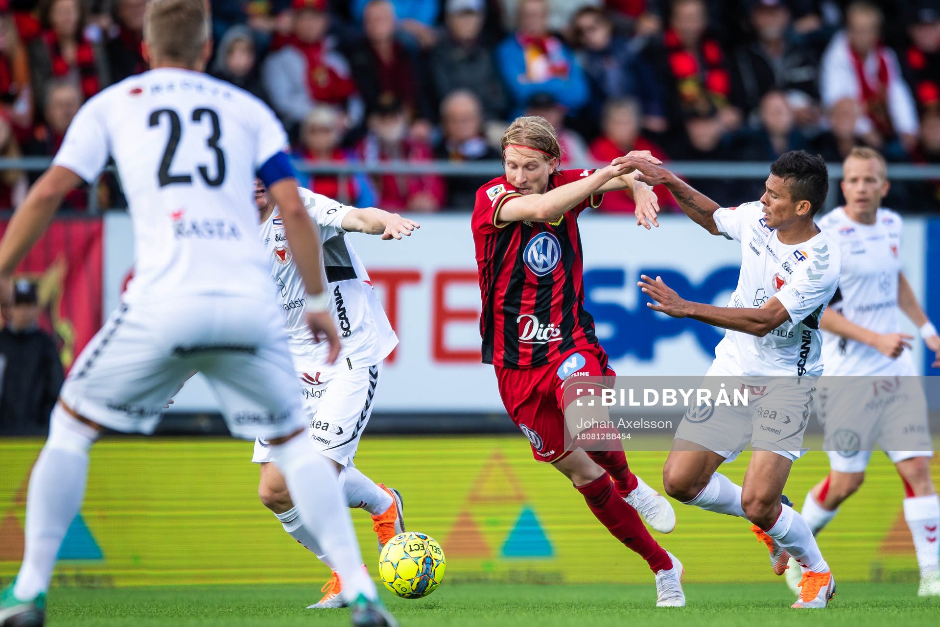Östersunds Simon Kroon och Kalmars Papa Alioune Diouf i