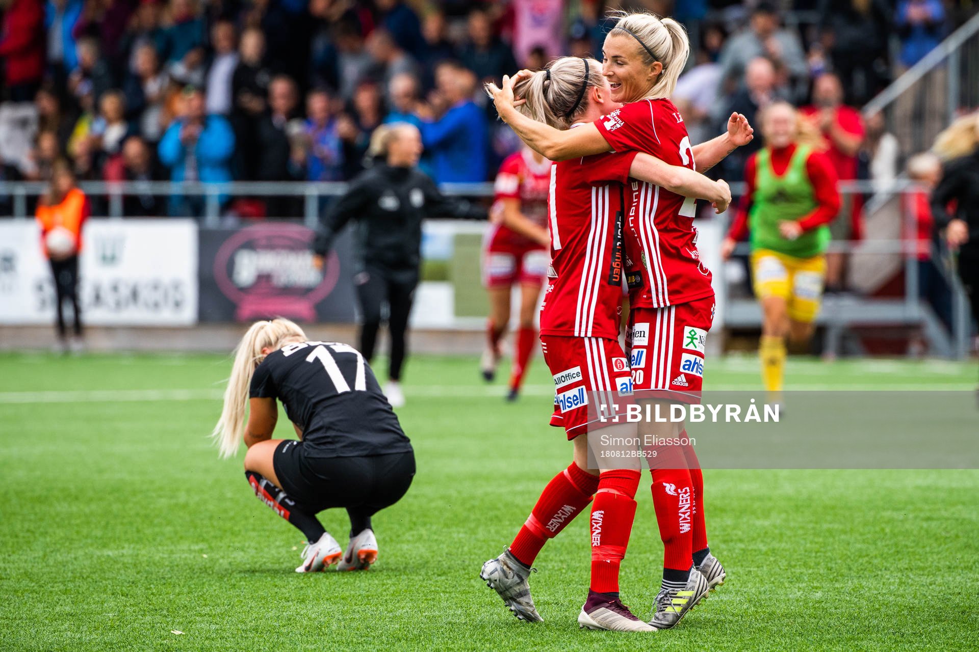 Piteås Cecilia Edlund och Emelie Lövgren jublar