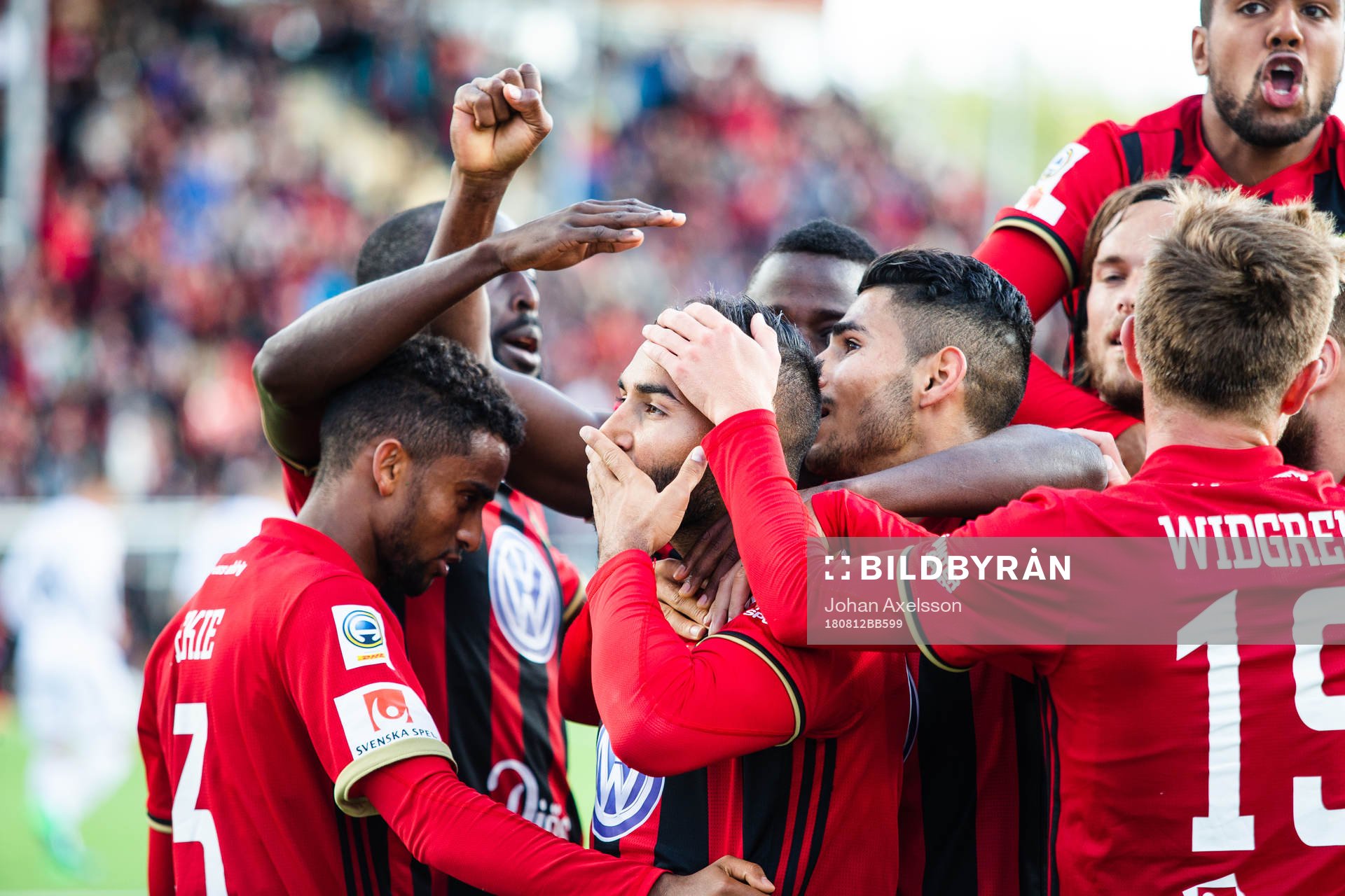 Östersunds Saman Ghoddos (mitten) jublar med lagkamrater
