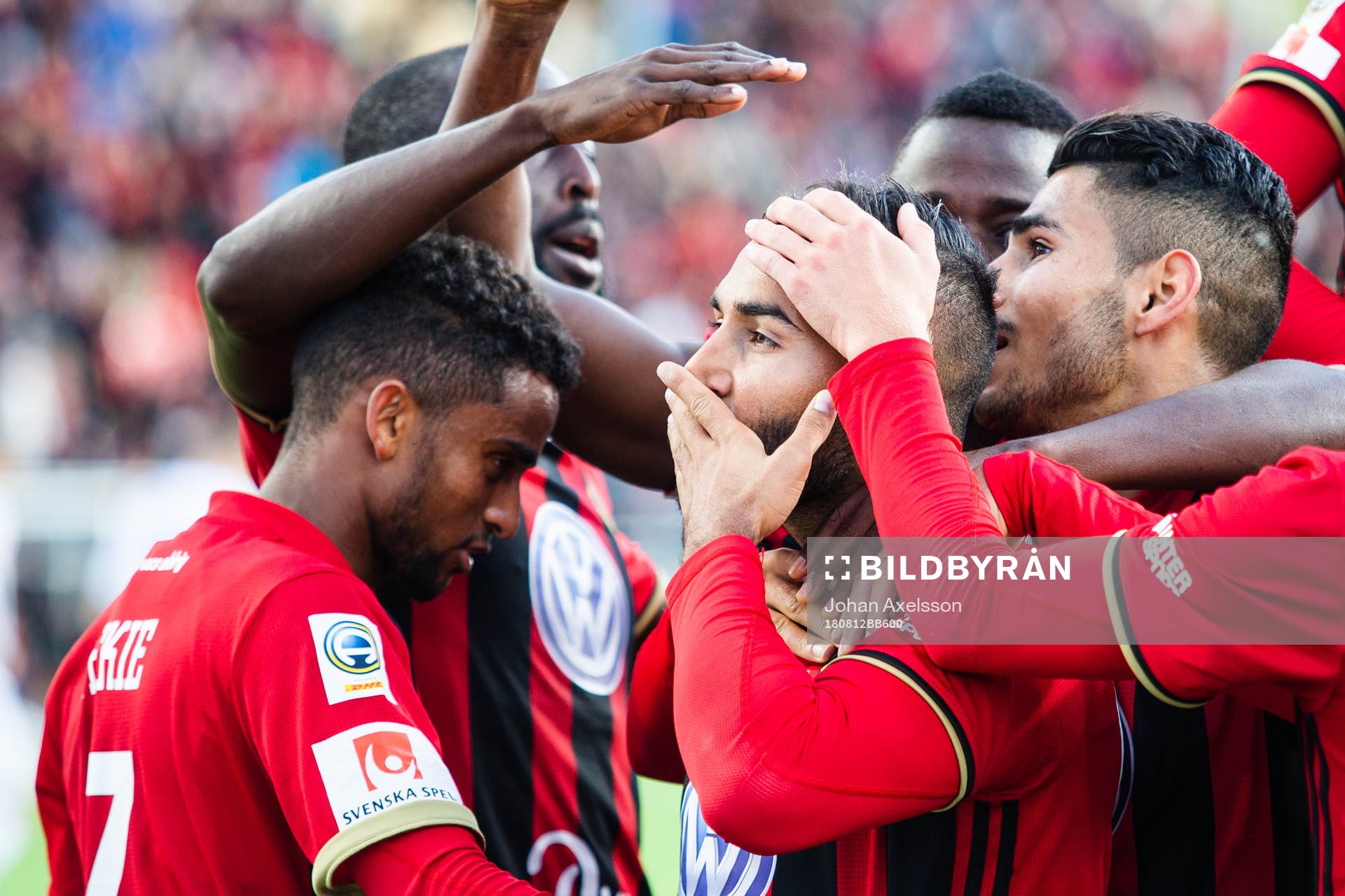 Östersunds Saman Ghoddos (mitten) jublar med lagkamrater efter att han gjort 1-0-målet under fotbollsmatchen i Allsvenskan mellan Östersund och Kalmar den 12 Augusti 2018 i Östersund.